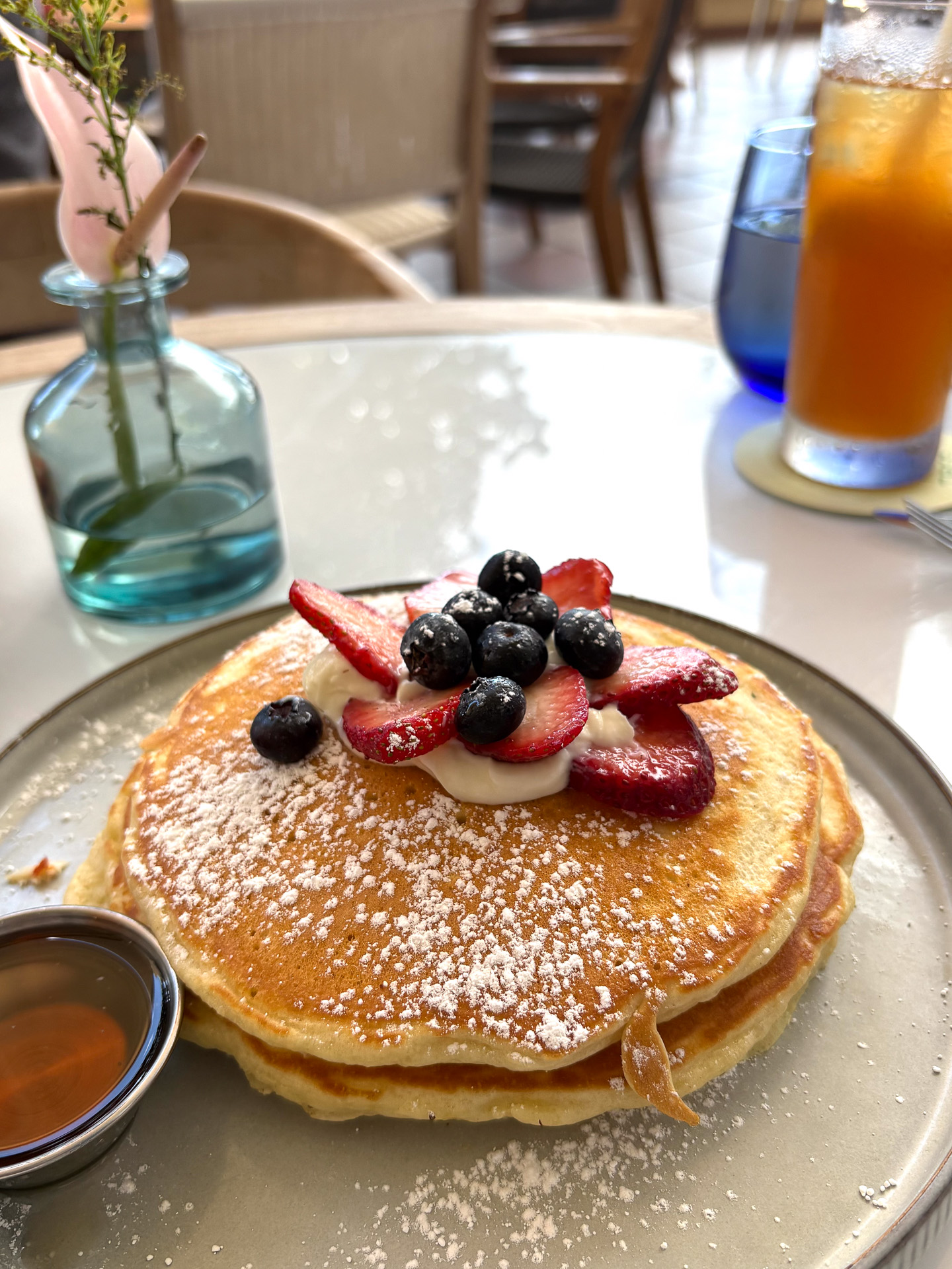 ハワイの味ならリコッタパンケーキ（24ドル）。たっぷりシロップをかけていただこう