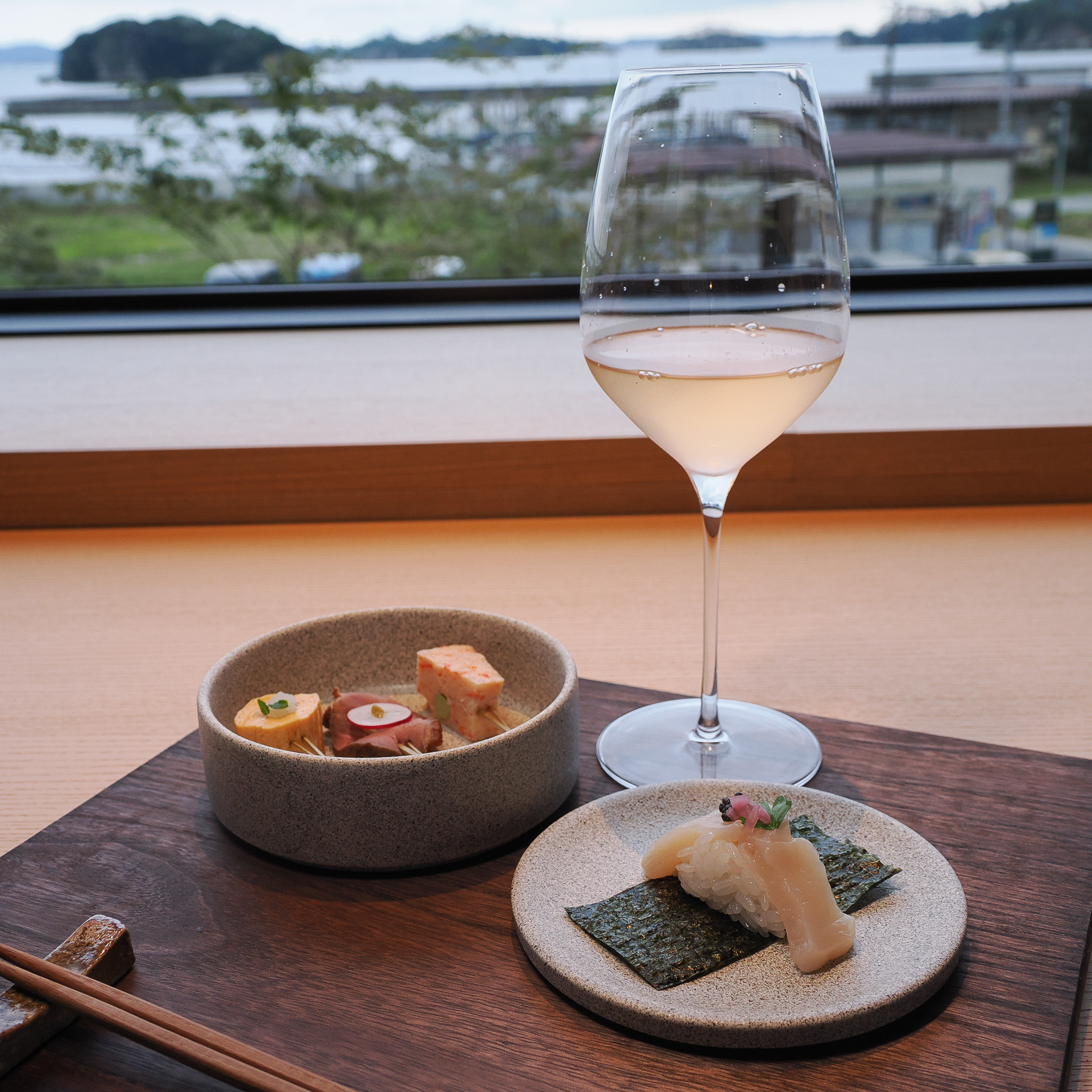 「YOKI MATSUSHIMA」の客室は全室に温泉掛け流し風呂付き。食も含まれていて、ラグジュアリーな体験に浸ることができる