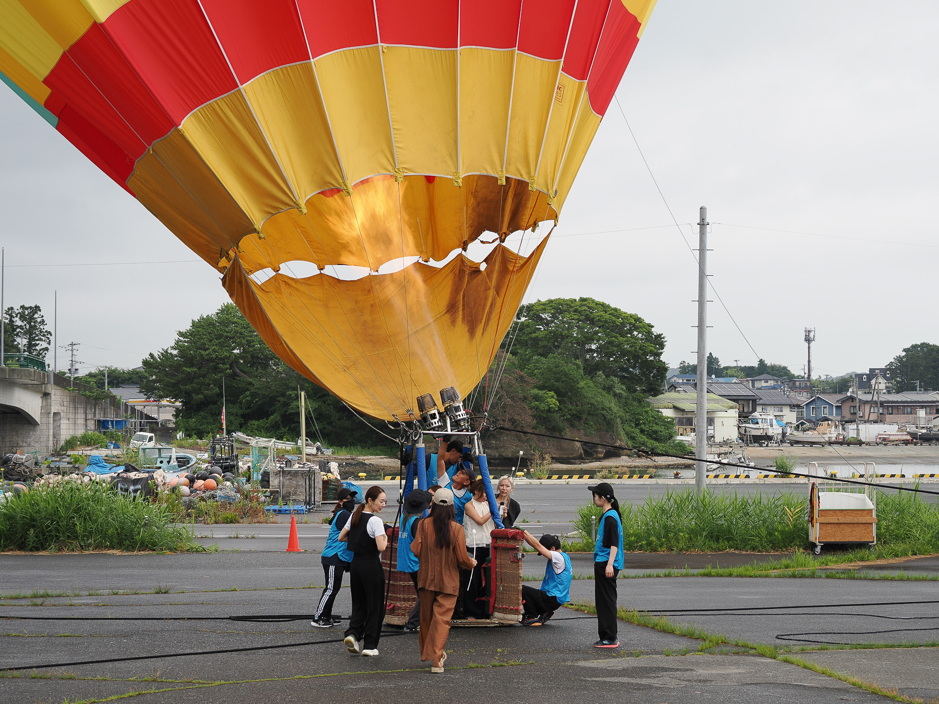 順番に乗り込んでいく。交代するときは1人ずつ入れ替えで乗り込む