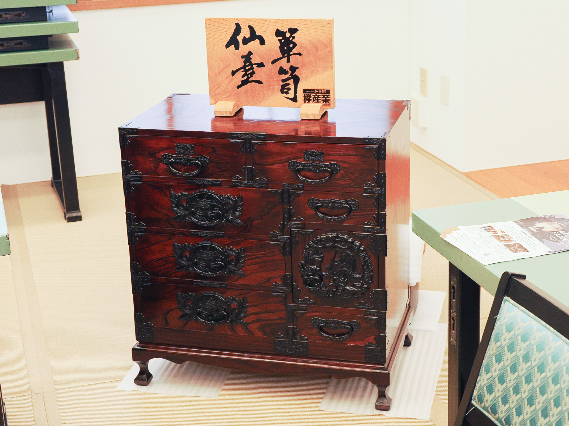 仙台箪笥の見本が置かれていた