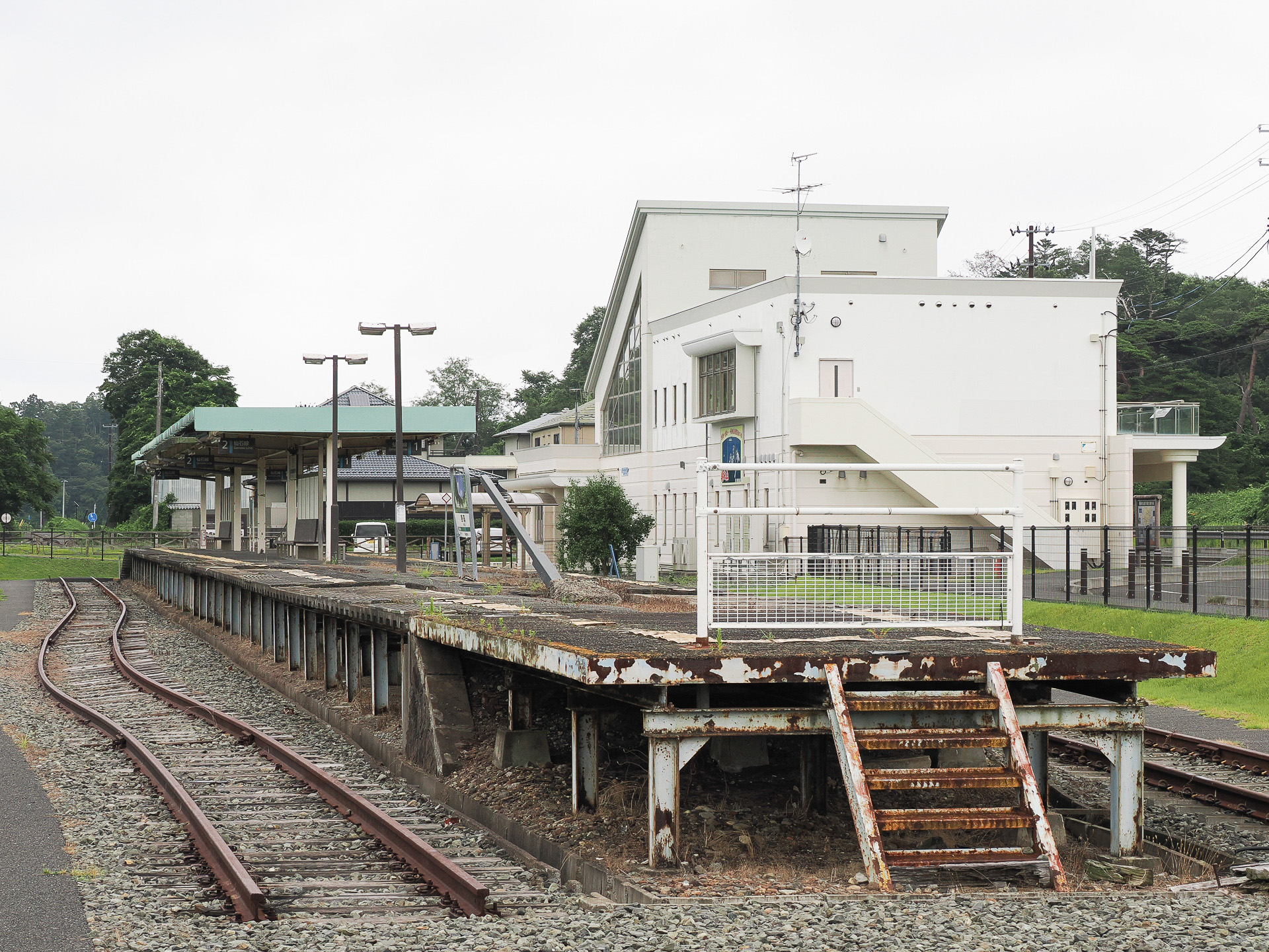 建物の横には、震災遺構としてJR仙石線の旧野蒜駅がそのまま残されている