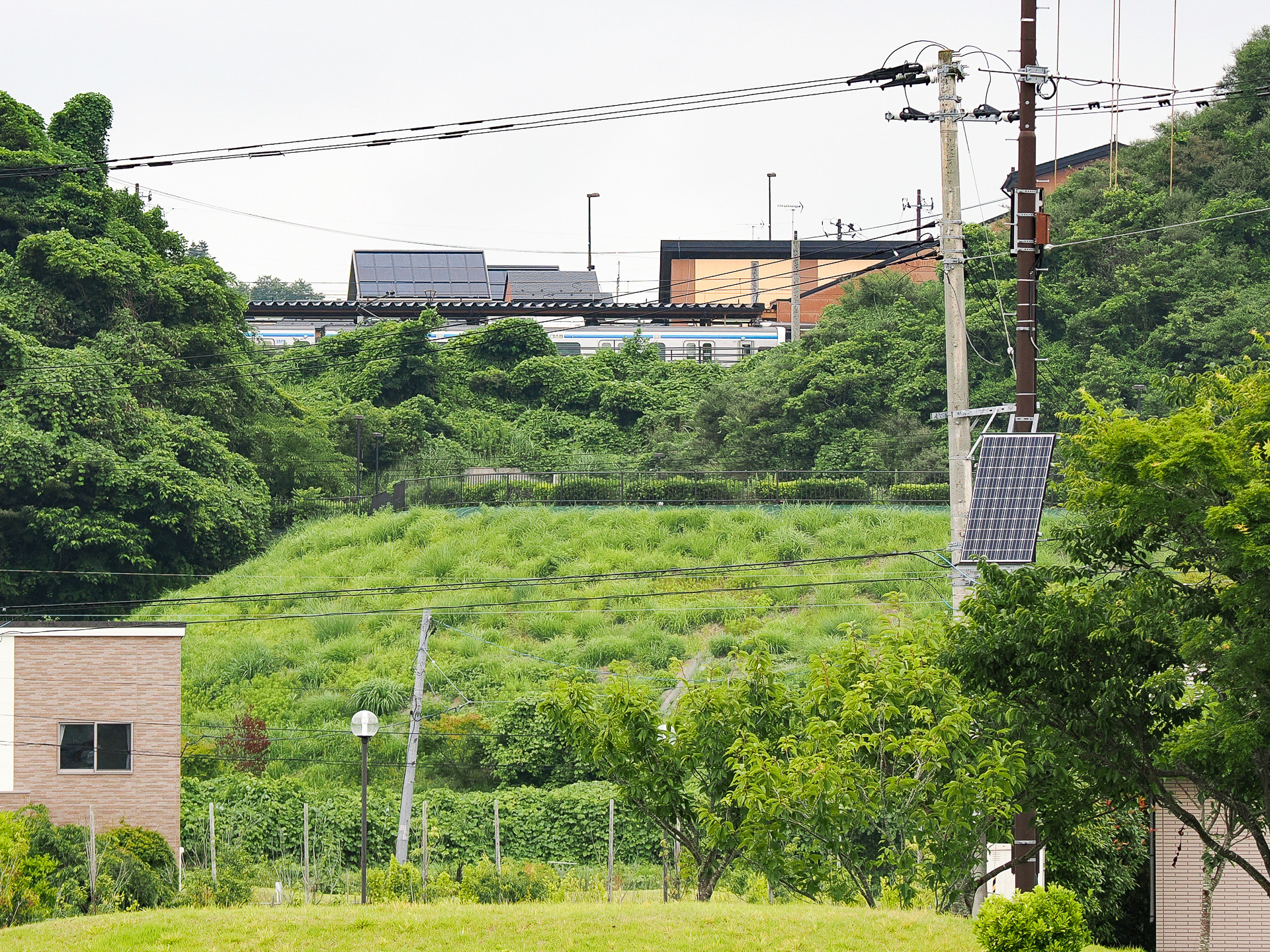 高台には移動した現在の野蒜駅が見える