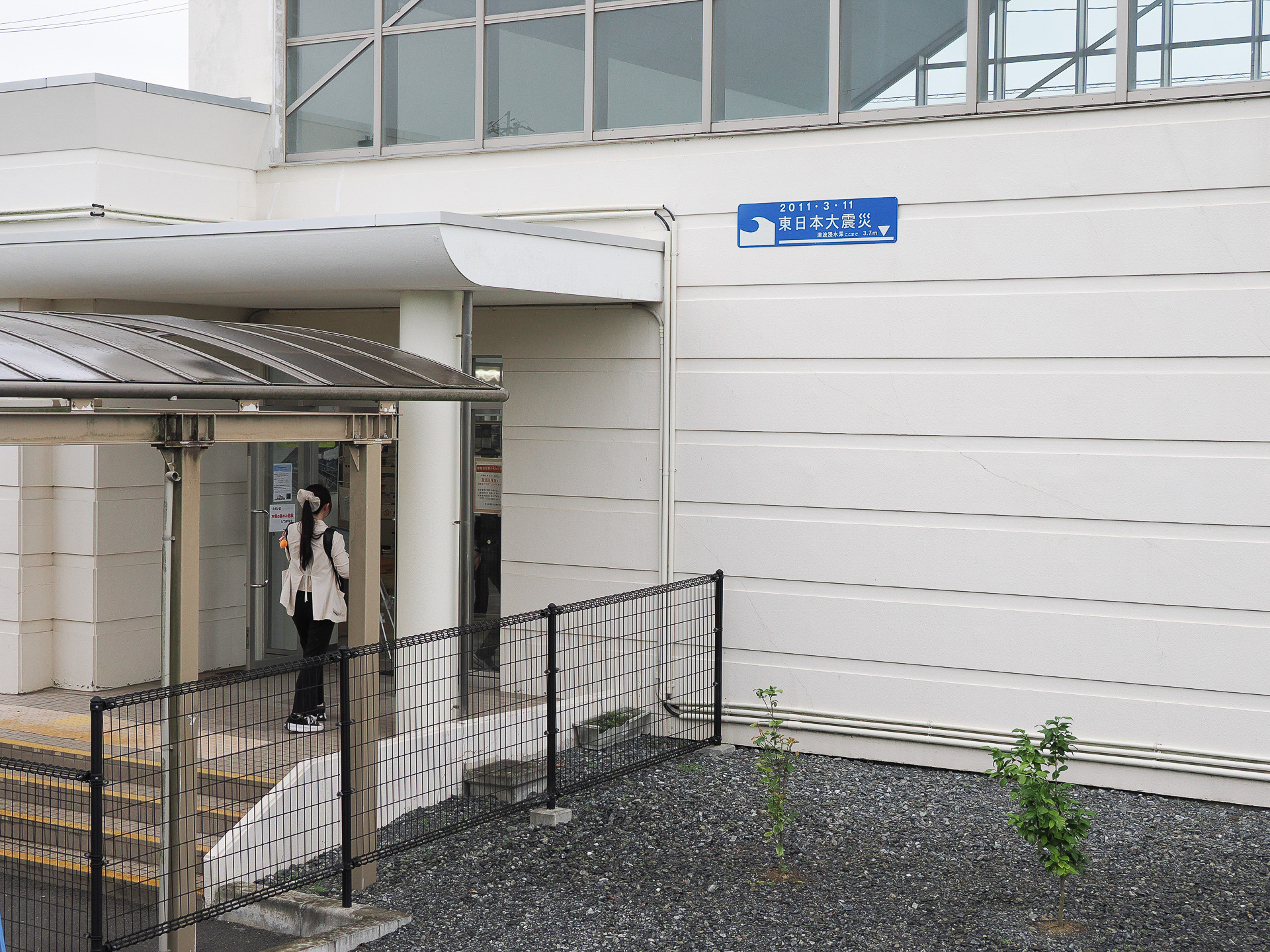 館には津波の高さが各所に示されている