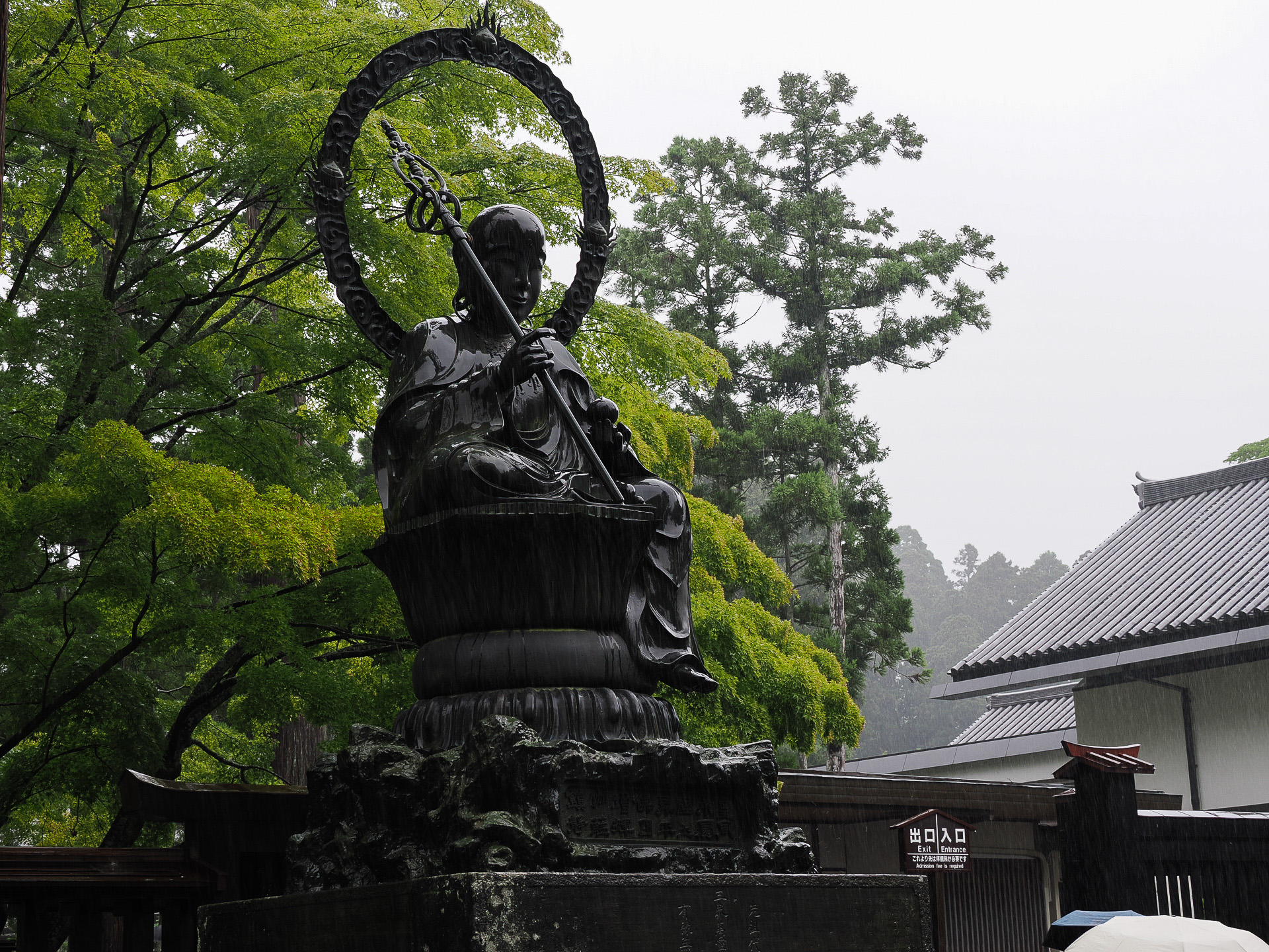 入り口付近にある延命地蔵。1863年に鋳造された