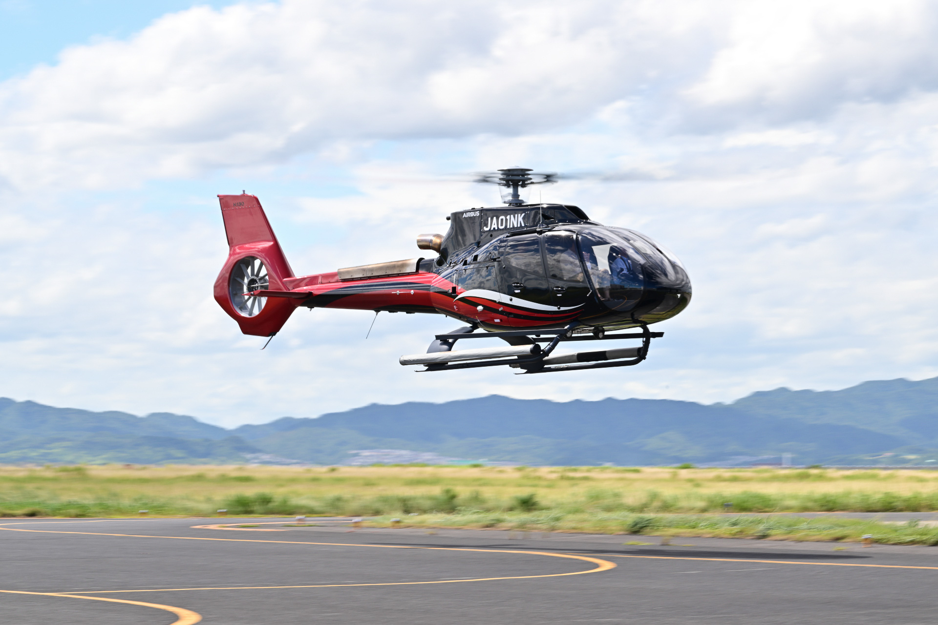 先行運航に使用したエアバス・ヘリコプターズ H130型機（登録記号：JA01NK）