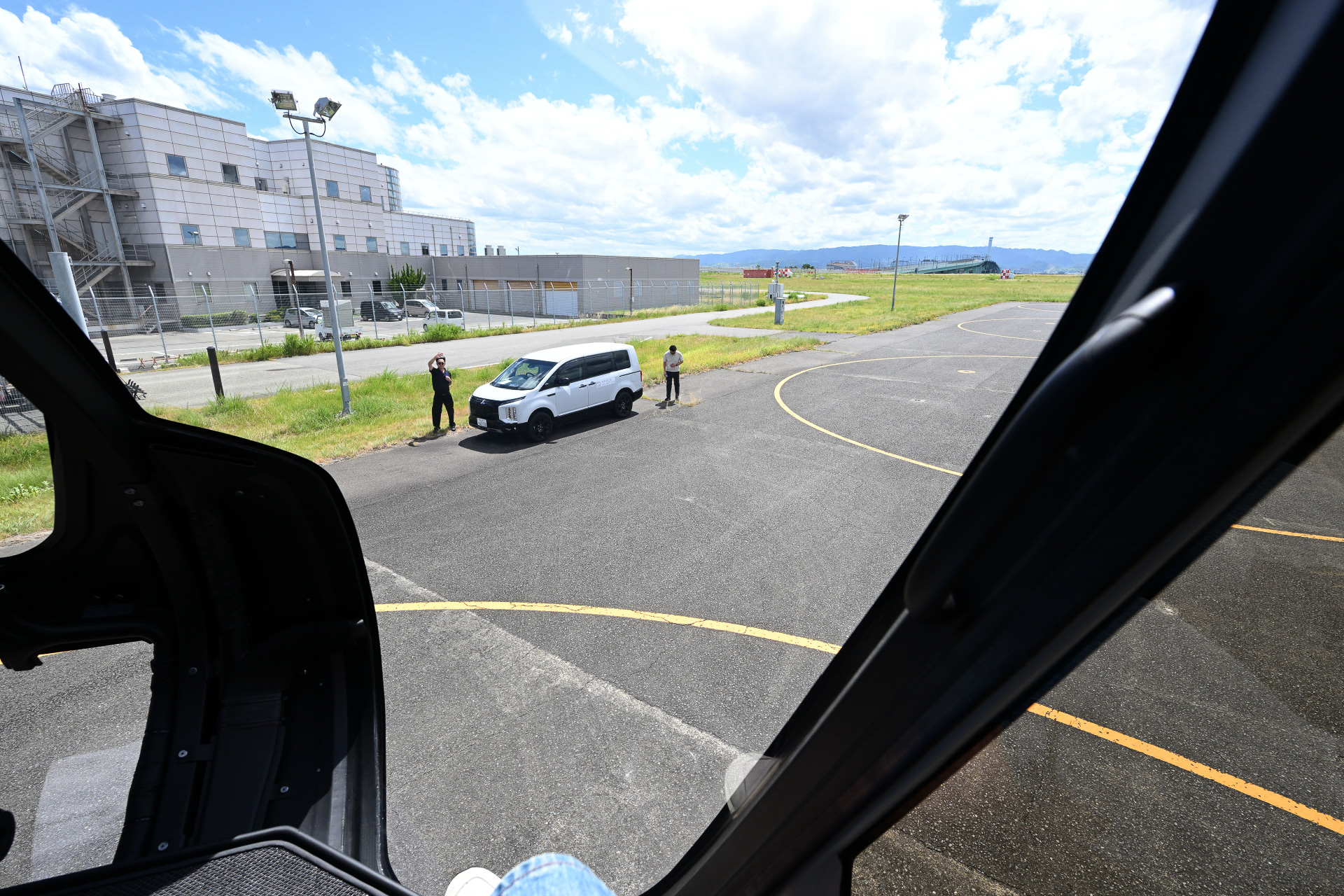 関西空港の搭乗場所で待機する送迎車とスタッフ