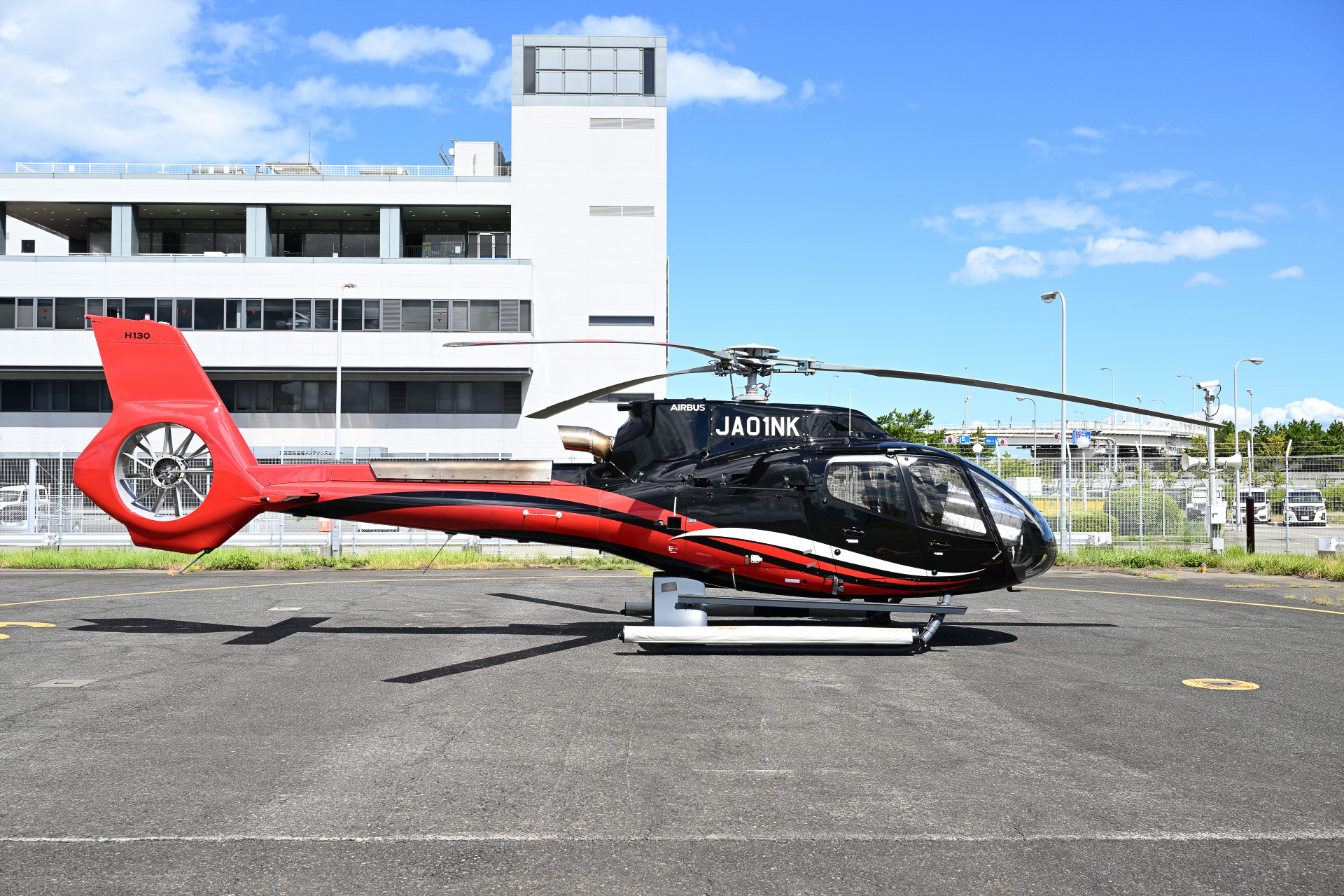 関西空港で出発を待つH130型機