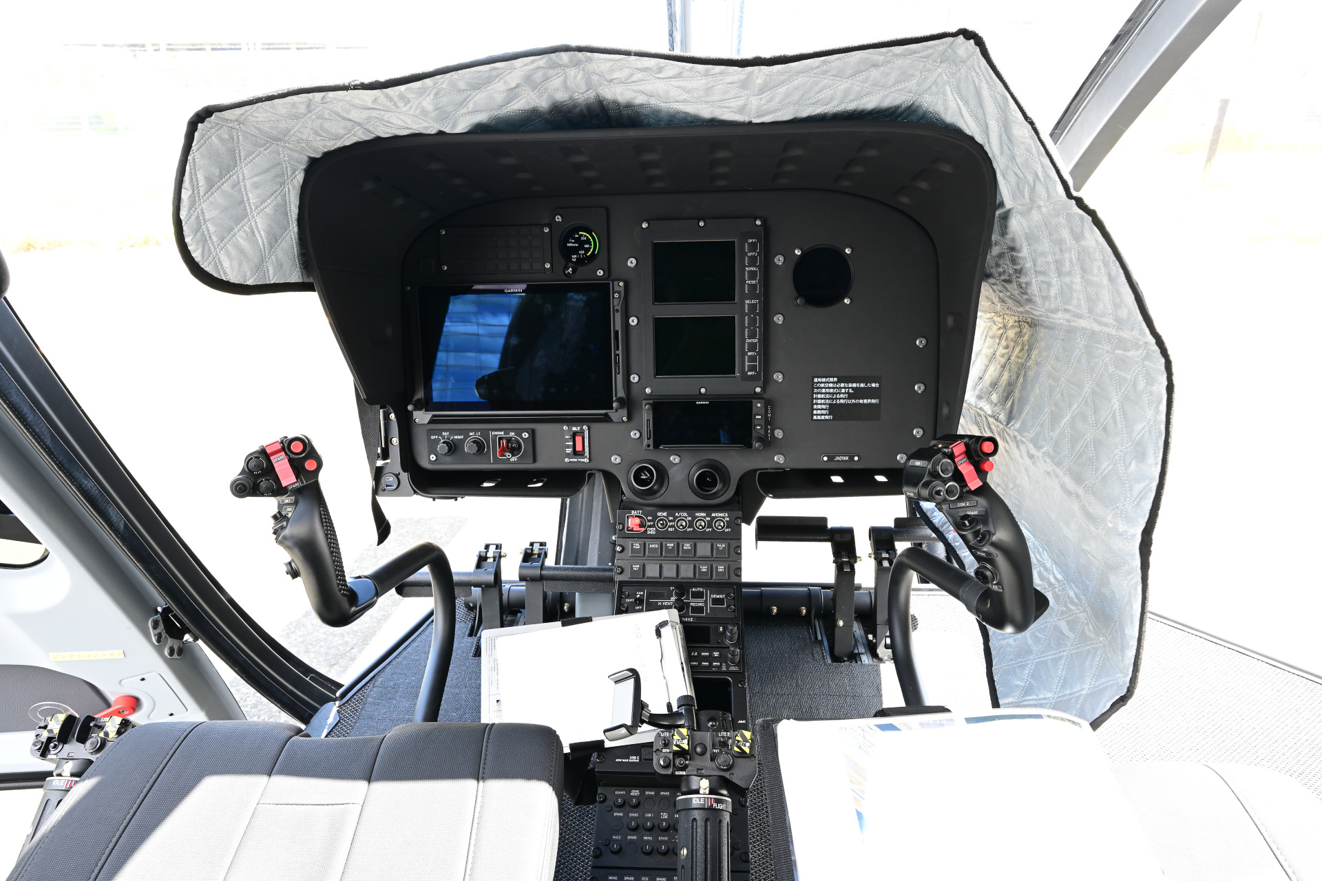 H130型機の操縦席