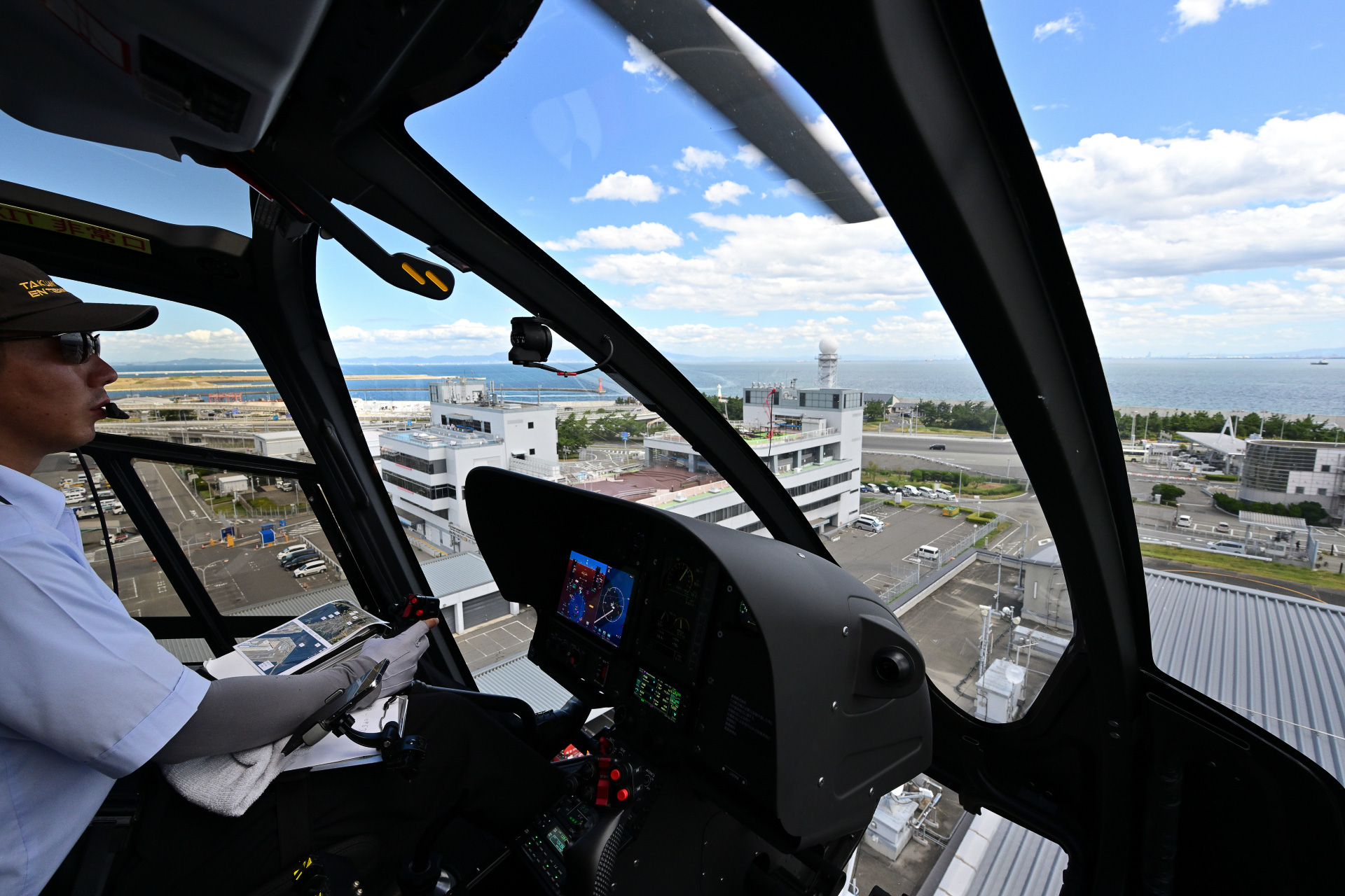 関西空港を離陸するH130型機の機内