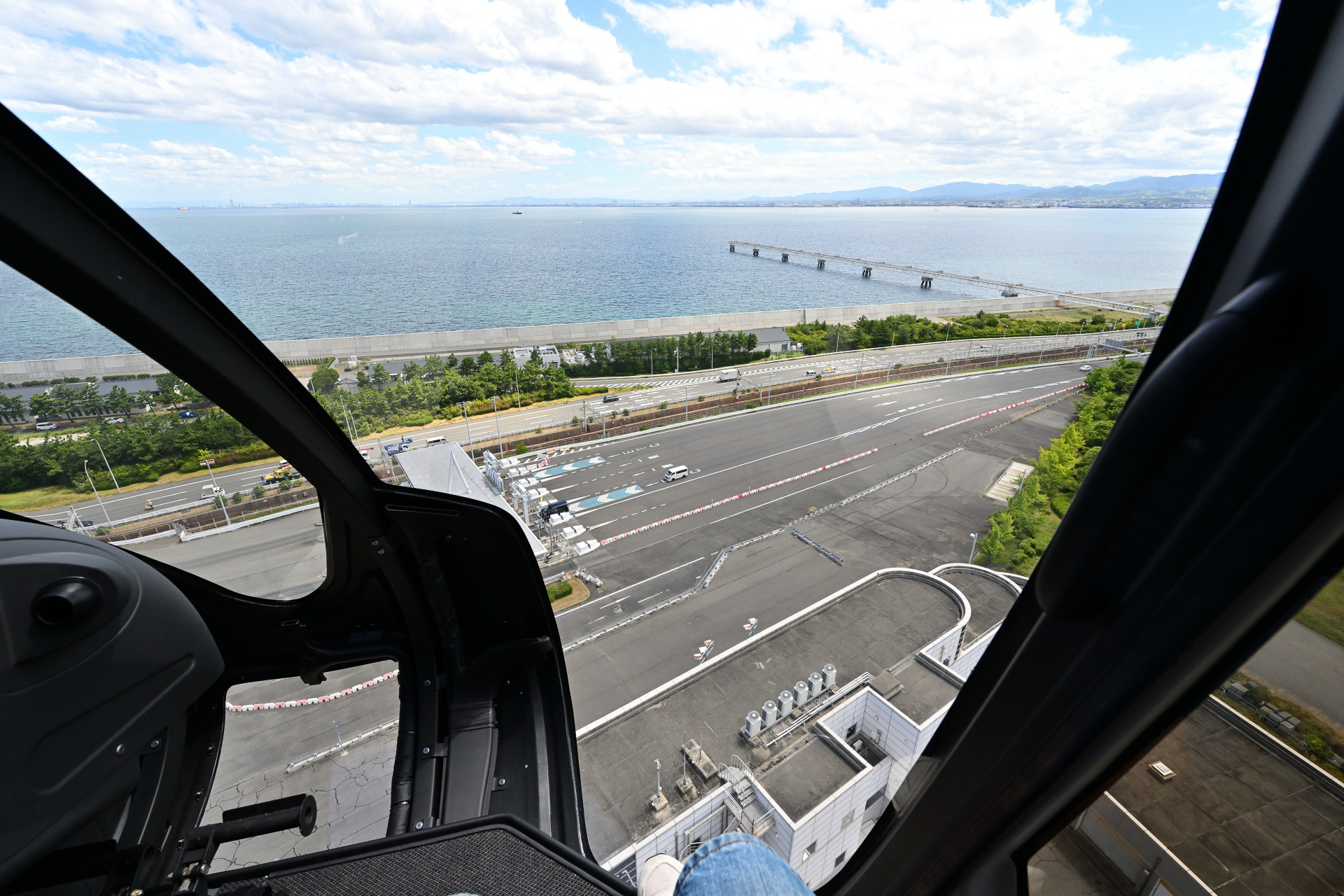 上空から見た関西空港と関空連絡橋