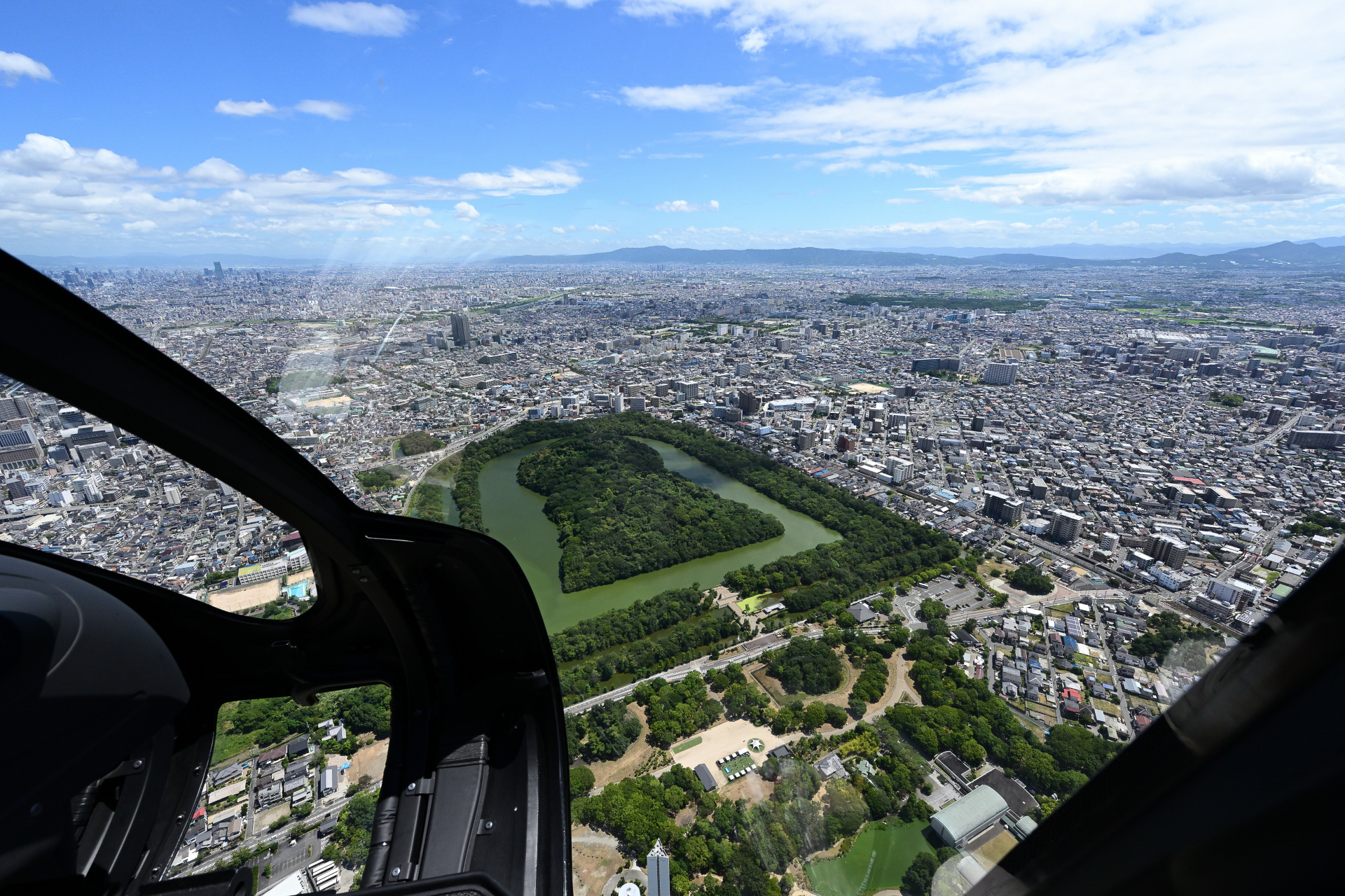 機内から望む百舌鳥古墳群