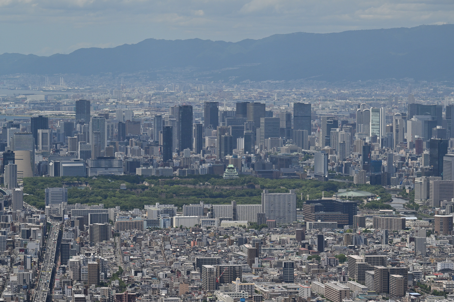 機内から望む大阪城と大阪市街