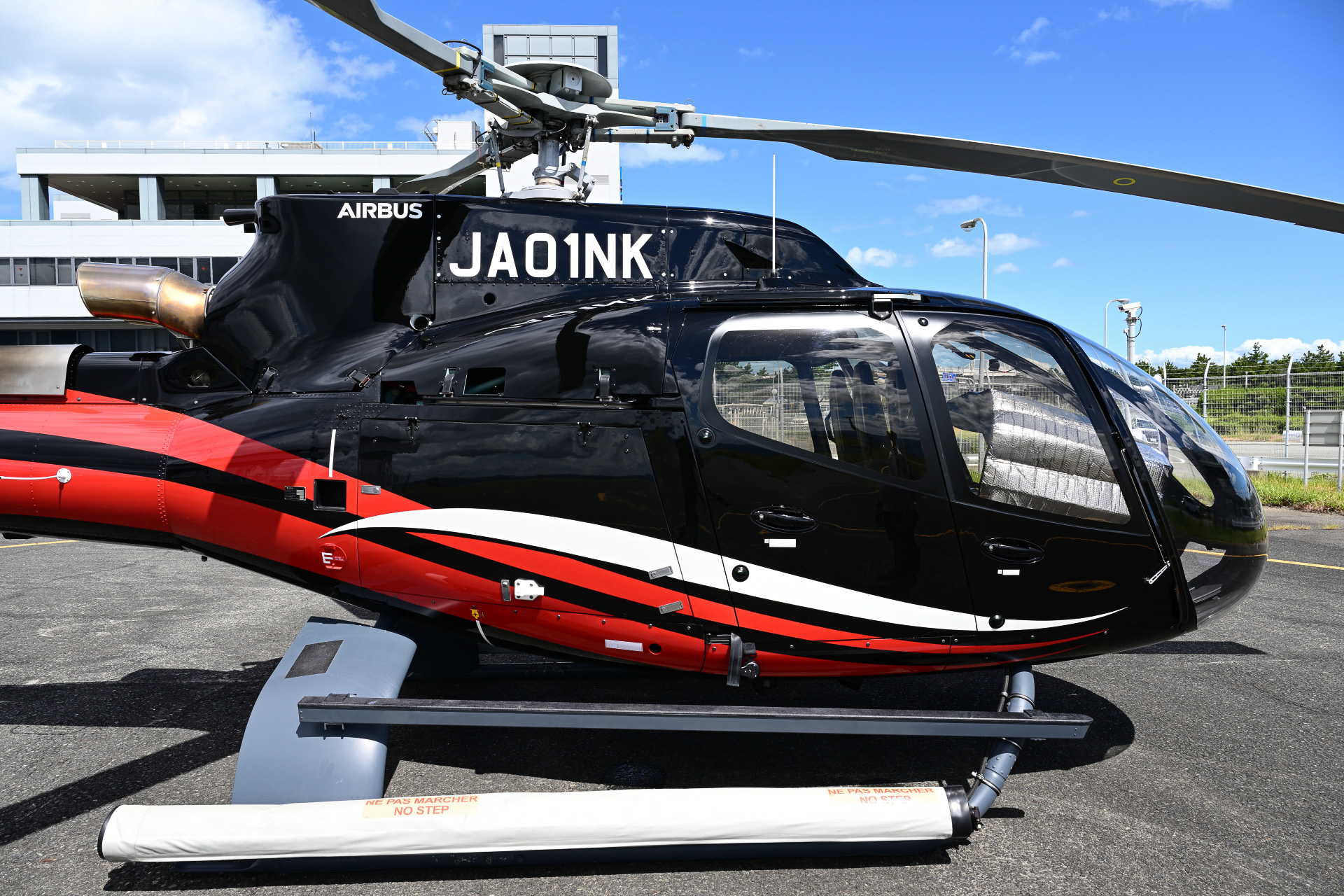H130型機の機首部と客室
