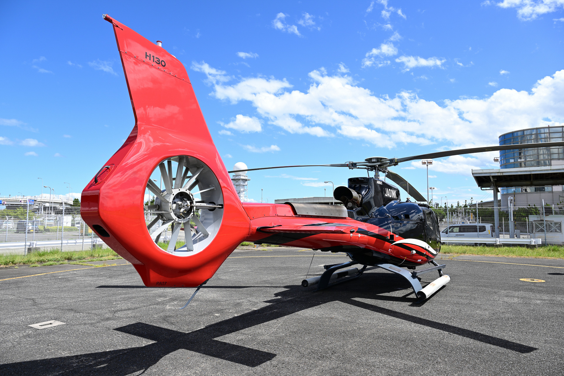 後方から見たH130型機
