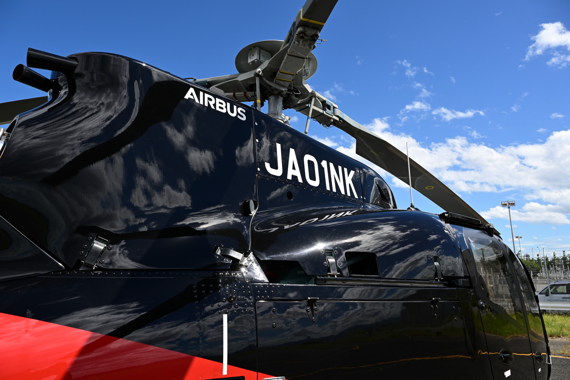 機体上部に記された登録記号（JA01NK）