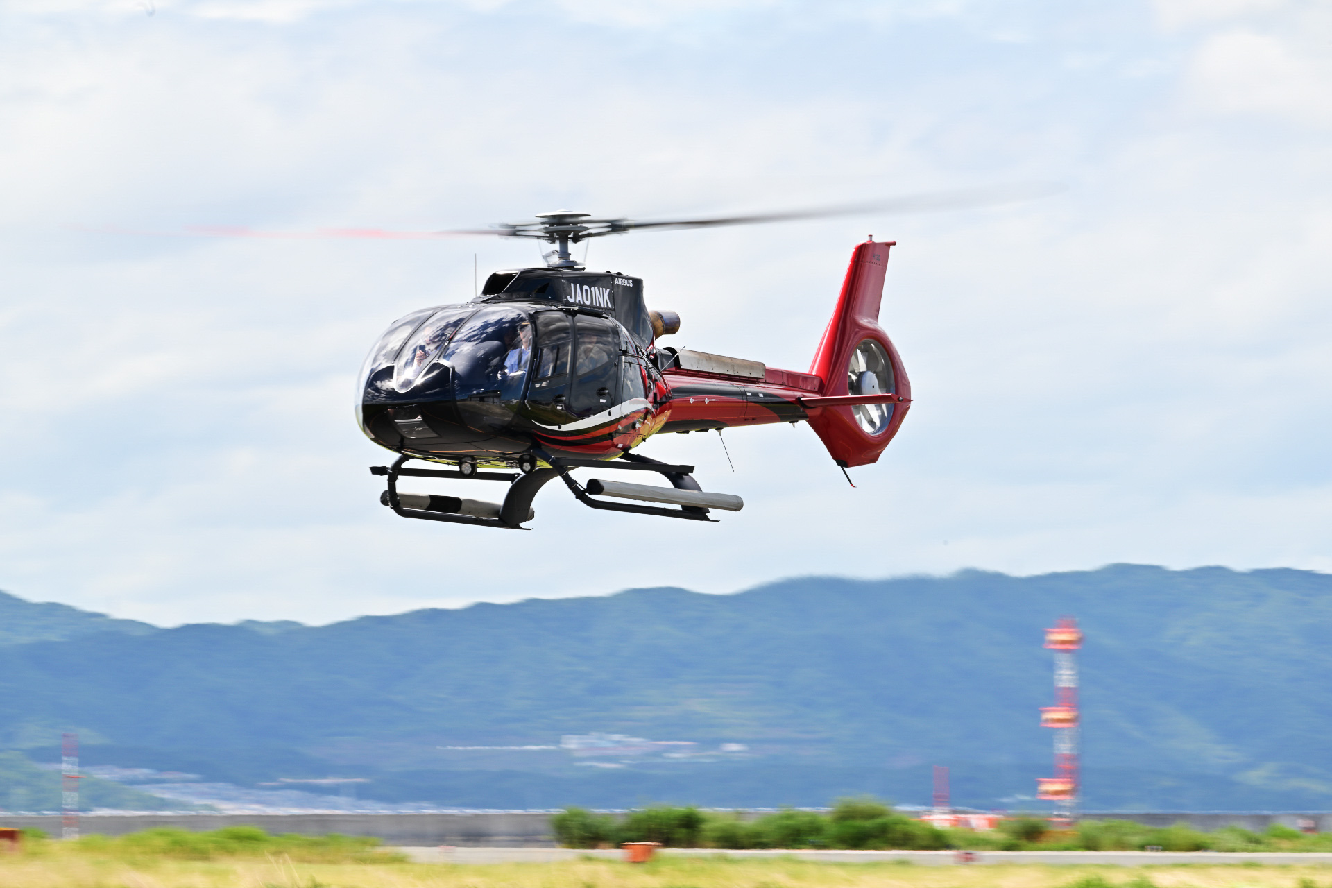 地上付近を飛行するH130型機