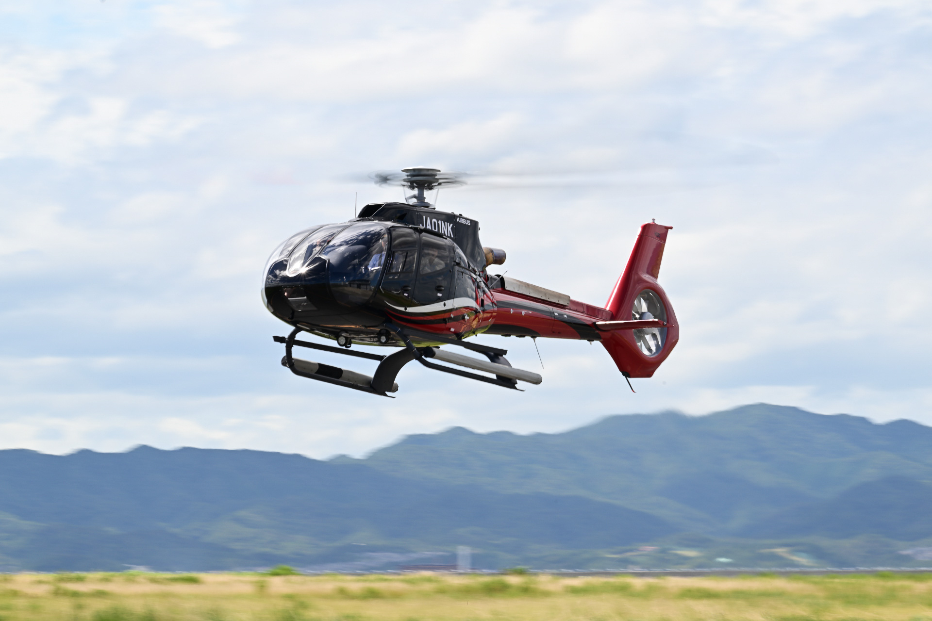 地上付近を飛行するH130型機