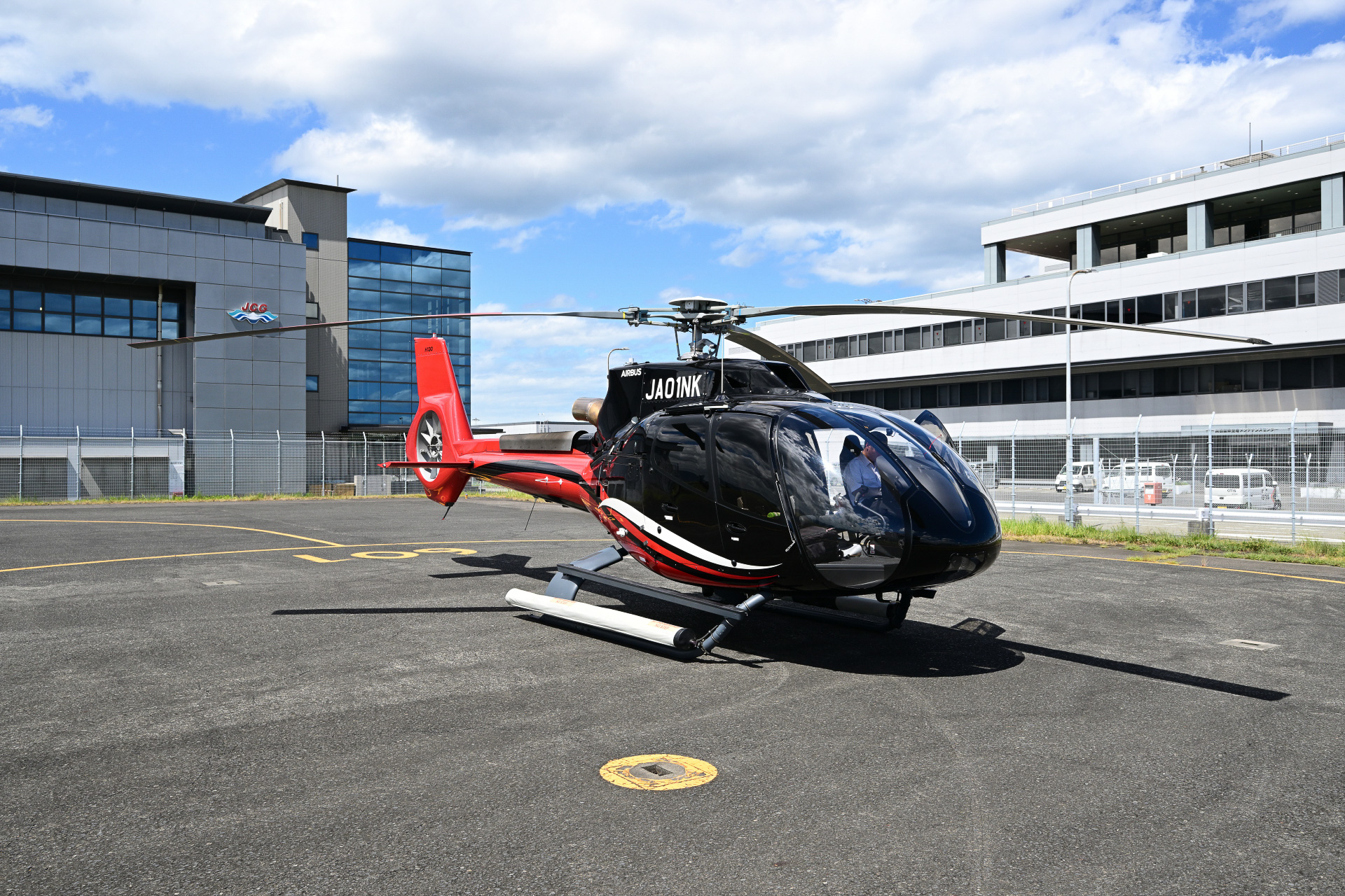 関西空港で駐機中のH130型機