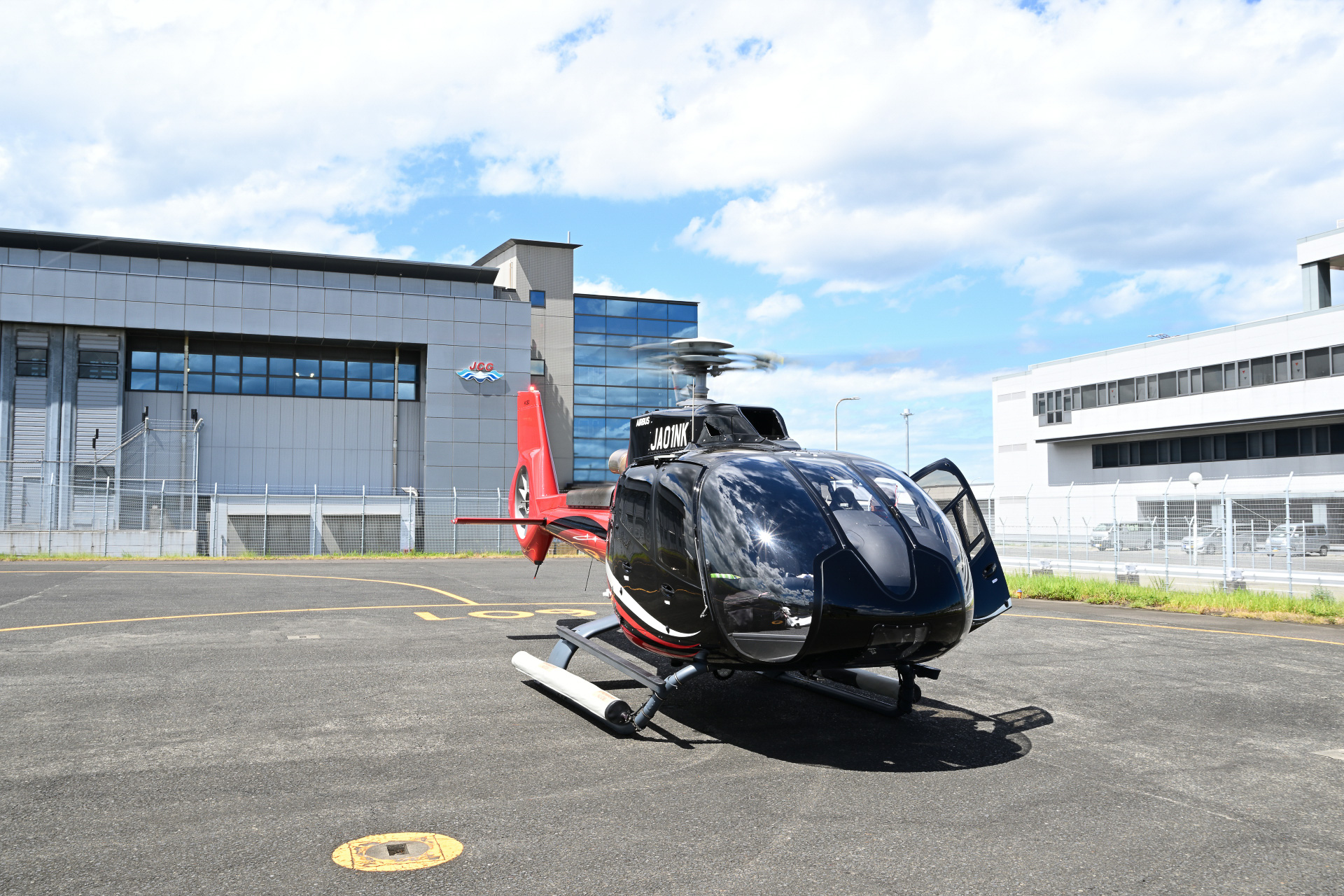 機首側から見たH130型機