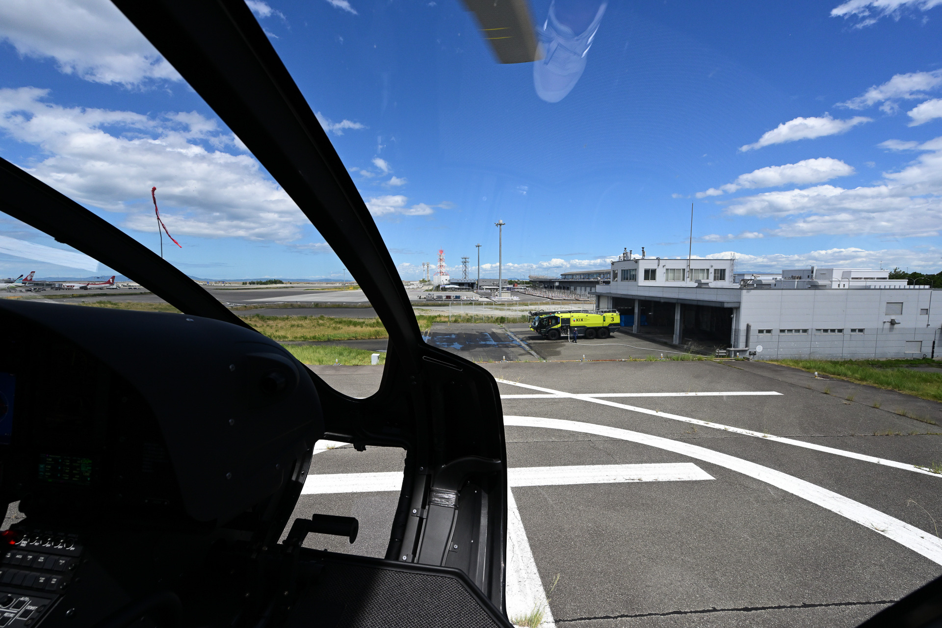 ヘリパッドを離れる機内から見た関西空港