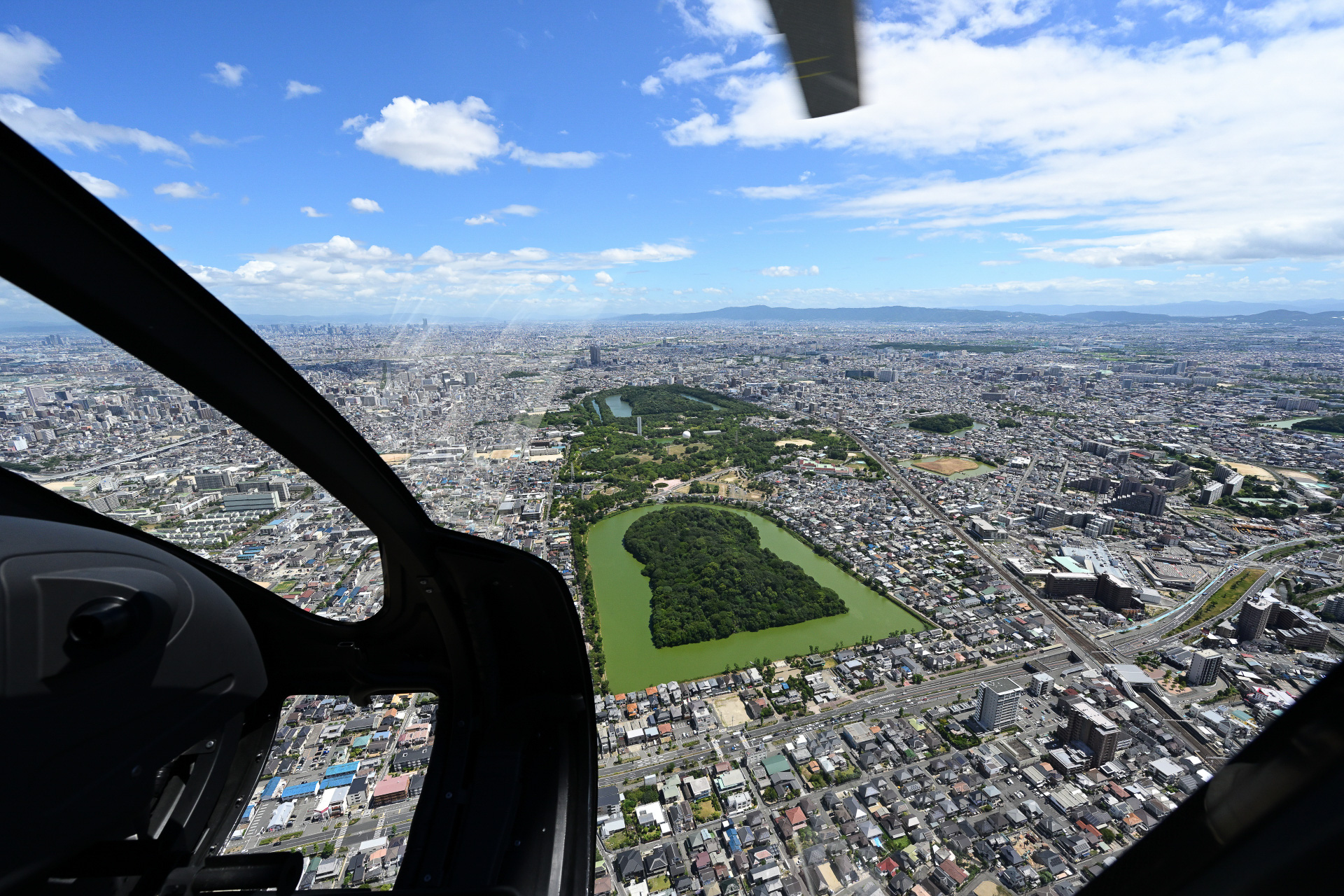 機内から望む百舌鳥古墳群