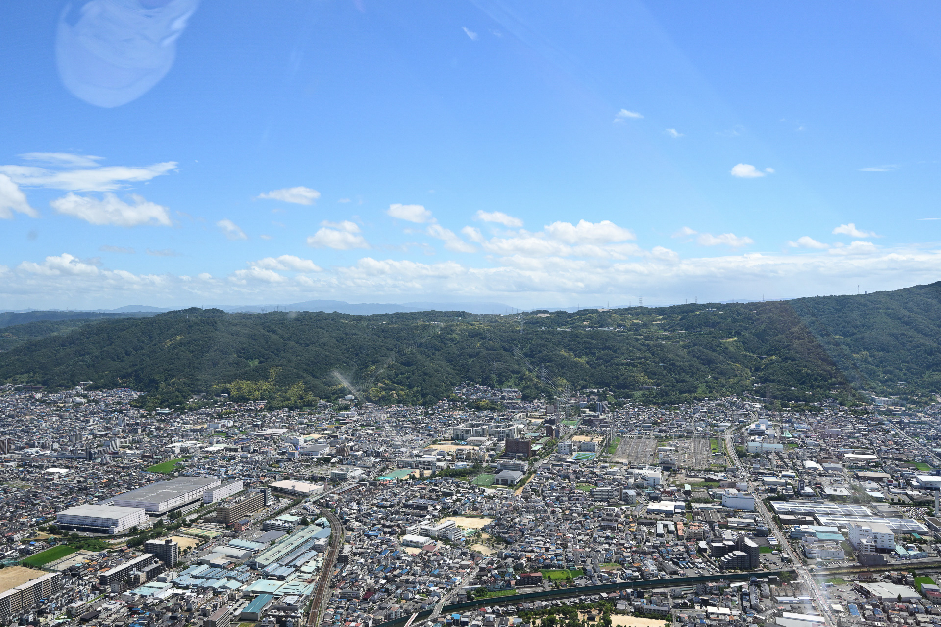 機内から見た市街地と山並み