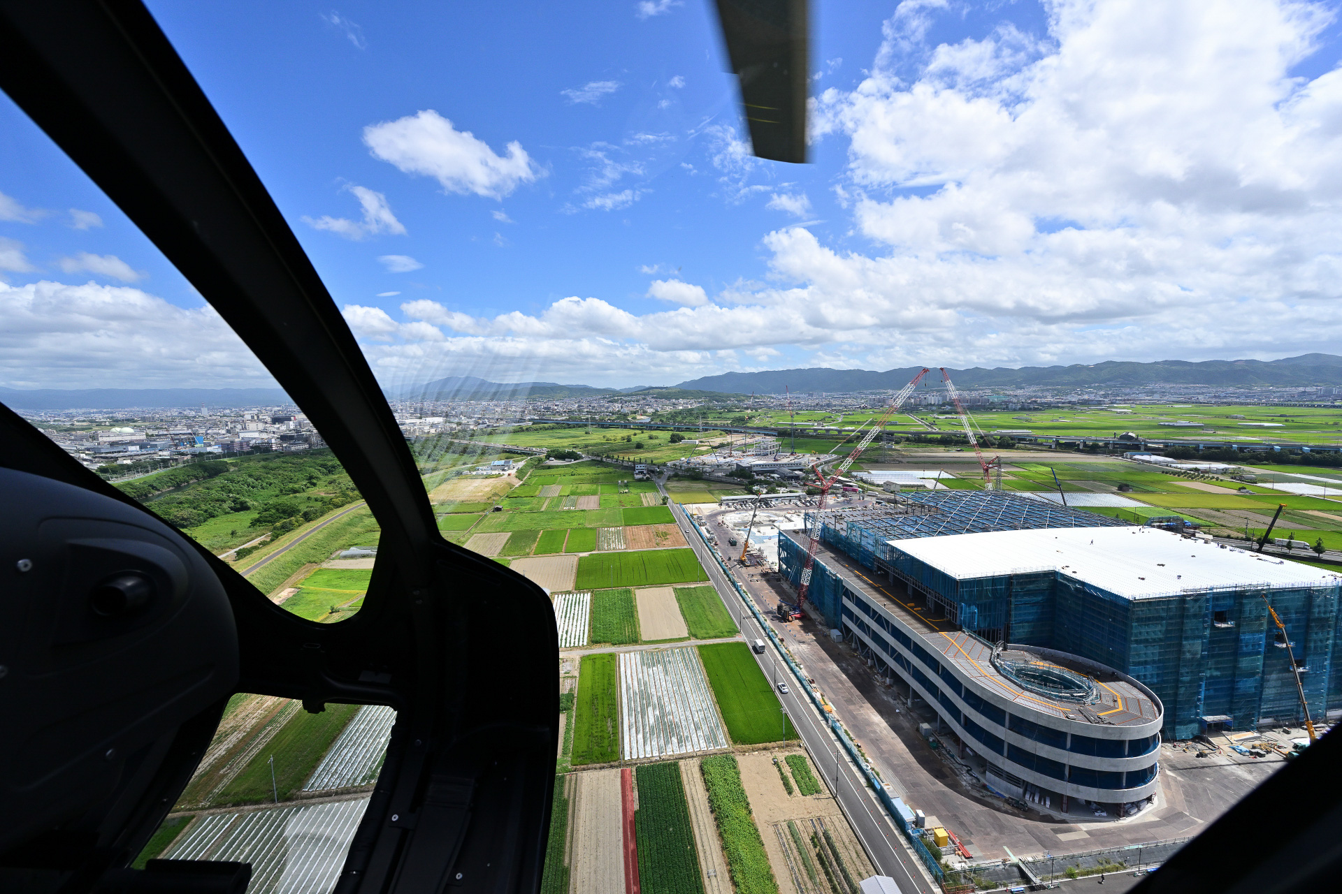 機内から見た市街地と農地