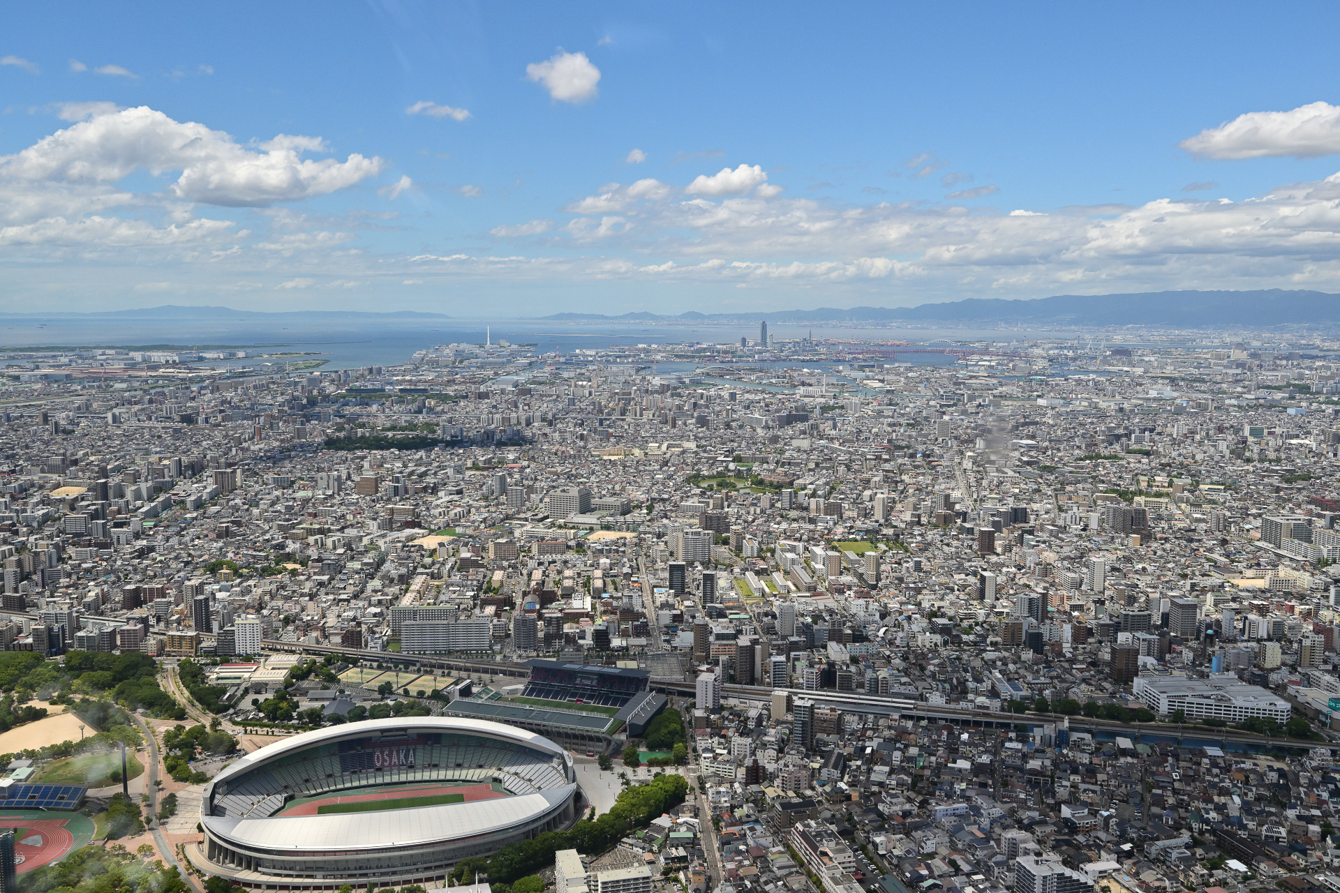 上空から望む長居公園周辺と大阪市街