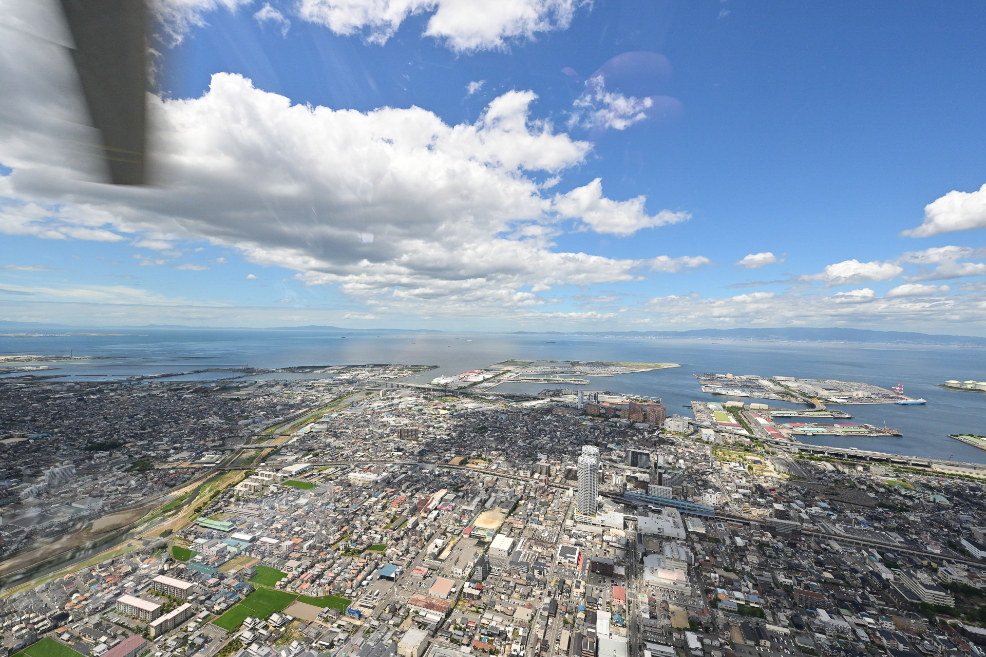 大阪湾岸上空から望む市街地