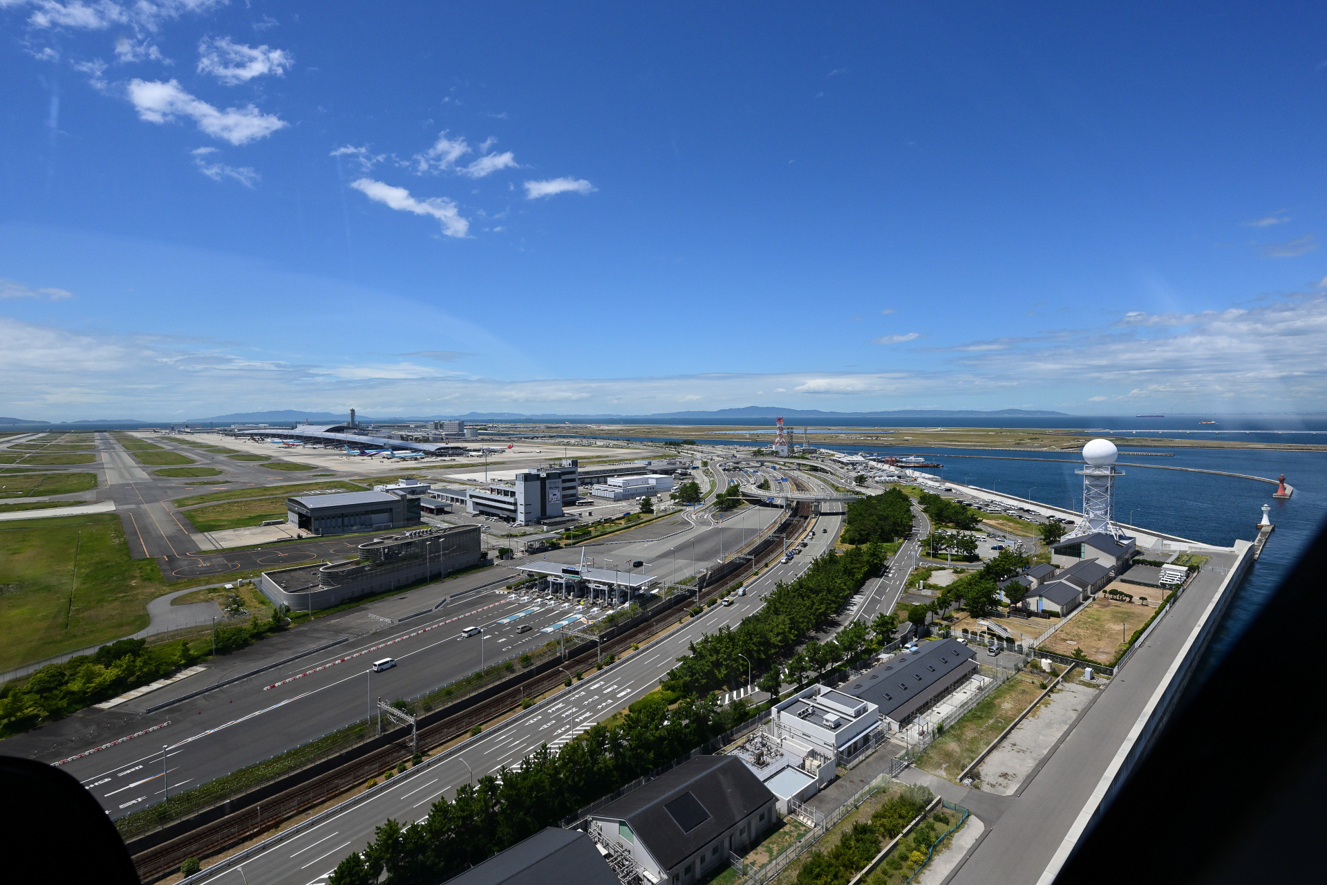 上空から望む関西空港第1ターミナル周辺