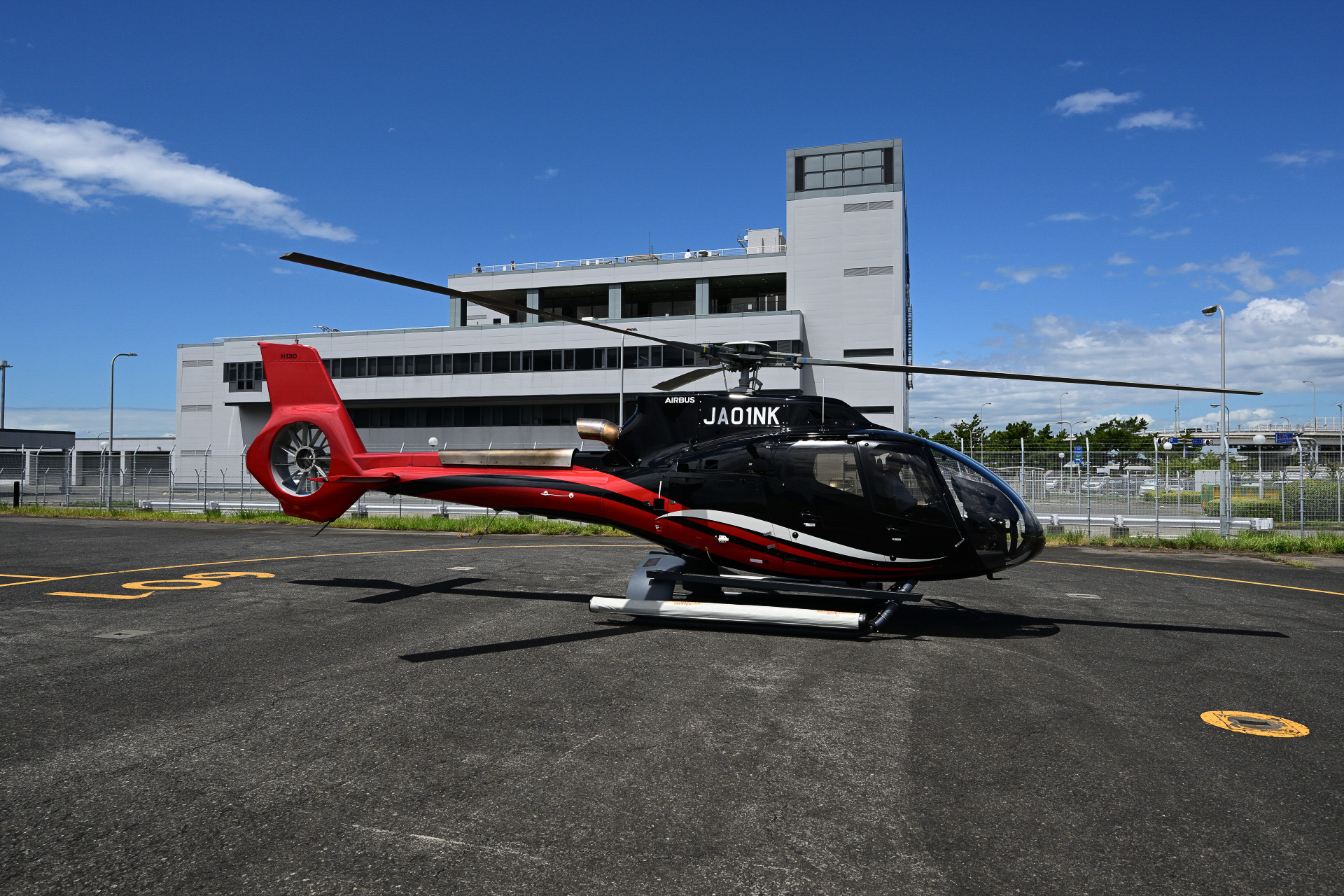 運航を終えて関西空港に駐機するH130型機