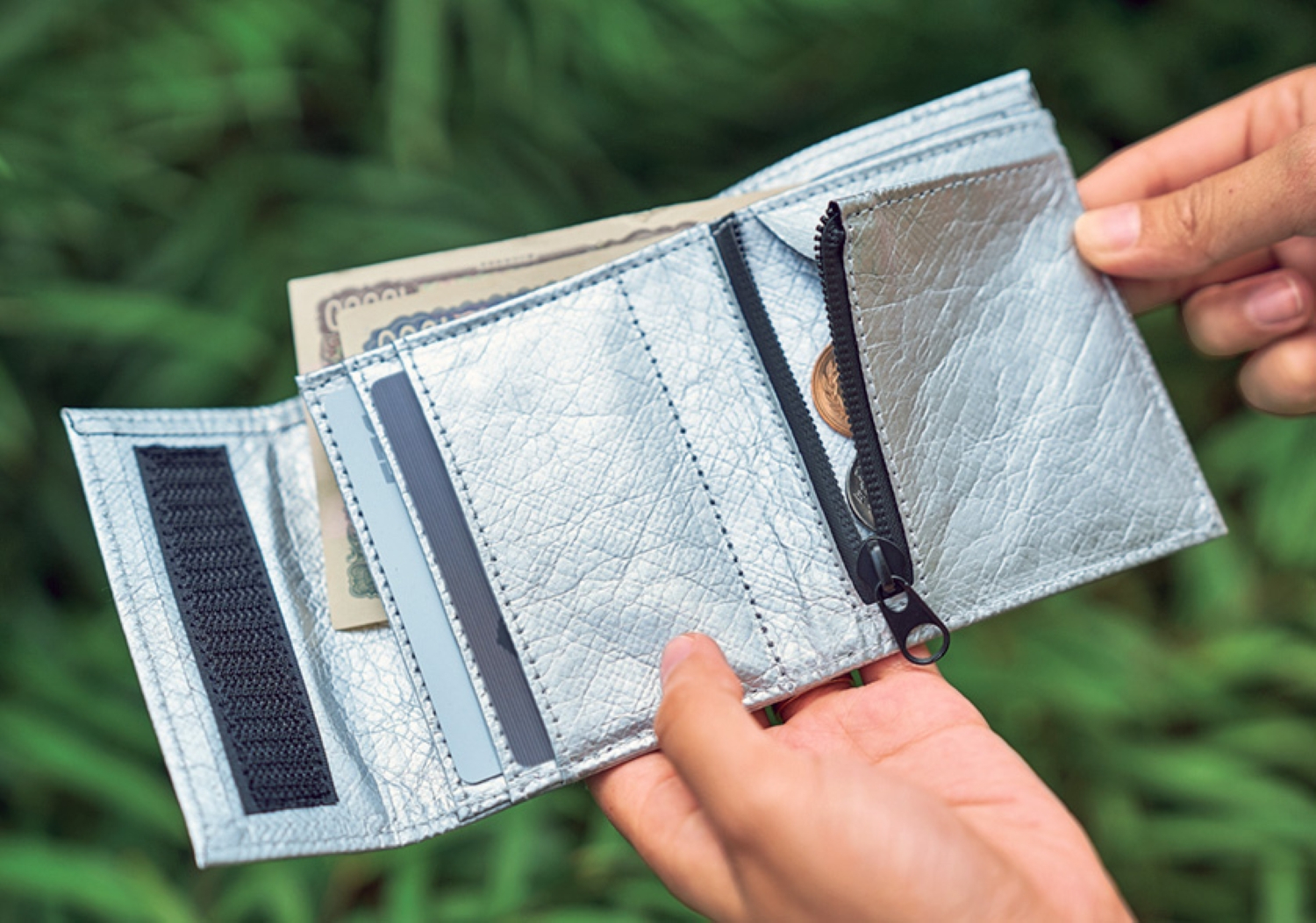 三つ折り時が約8×10.5cmで、超軽量約30g