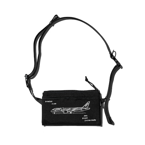 ANA×BEAMSコラボショルダーポーチ「AIRPLANE Multi Shoulder Pouch」。本体生地にCORDURA TrueLockを採用。フロントポケットや複数の仕切りを配置。サイズは約13×22cm
