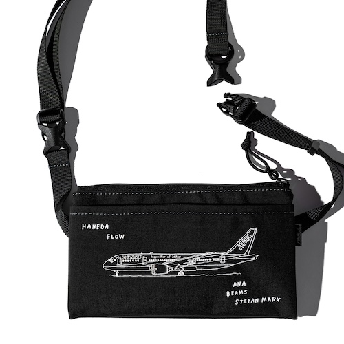 ANA×BEAMSコラボショルダーポーチ「AIRPLANE Multi Shoulder Pouch」。本体生地にCORDURA TrueLockを採用。フロントポケットや複数の仕切りを配置。サイズは約13×22cm