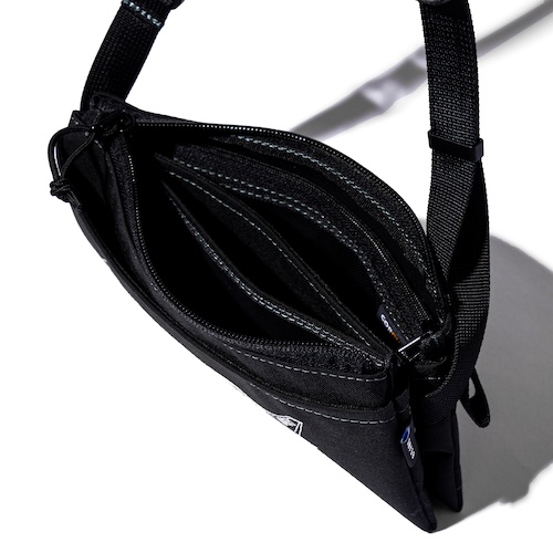 ANA×BEAMSコラボショルダーポーチ「AIRPLANE Multi Shoulder Pouch」。本体生地にCORDURA TrueLockを採用。フロントポケットや複数の仕切りを配置。サイズは約13×22cm