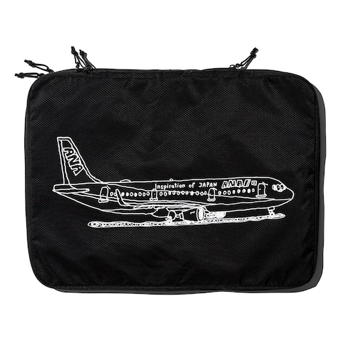 ANA×BEAMSコラボ圧縮ポーチ「AIRPLANE Travel Storage Bags（3pc）」。ファスナーを閉めるだけで衣類がスリムに圧縮。Sサイズ（2個）約24×36×9cm、Lサイズ（1個）約38×51×9cm