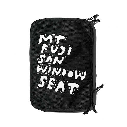 ANA×BEAMSコラボ圧縮ポーチ「AIRPLANE Travel Storage Bags（3pc）」。ファスナーを閉めるだけで衣類がスリムに圧縮。Sサイズ（2個）約24×36×9cm、Lサイズ（1個）約38×51×9cm