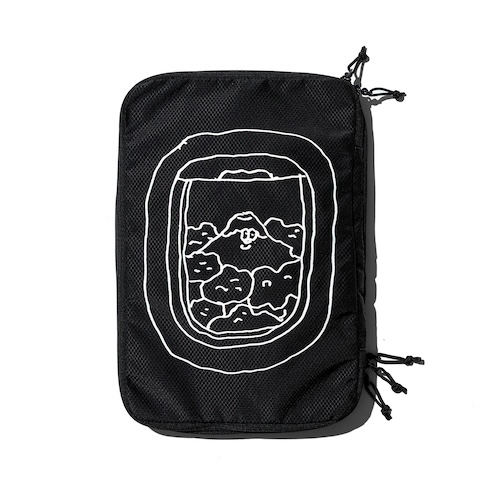 ANA×BEAMSコラボ圧縮ポーチ「AIRPLANE Travel Storage Bags（3pc）」。ファスナーを閉めるだけで衣類がスリムに圧縮。Sサイズ（2個）約24×36×9cm、Lサイズ（1個）約38×51×9cm