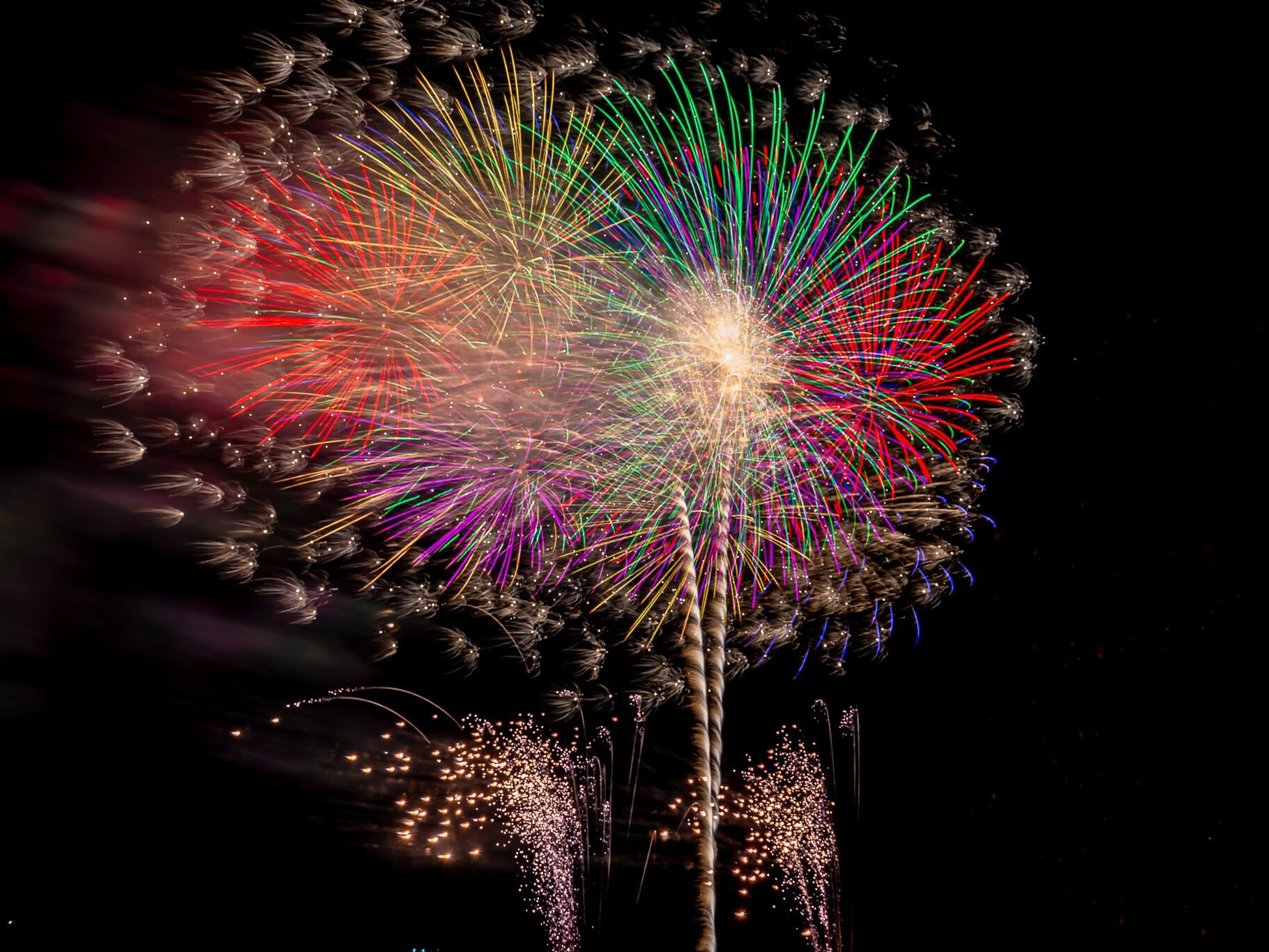 観覧エリアの目の前で花火が打ち上がる