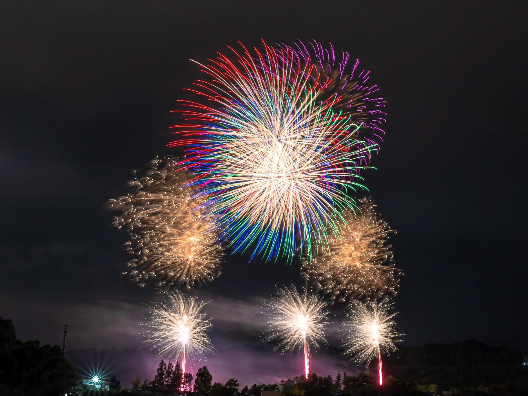 観覧エリアの目の前で花火が打ち上がる
