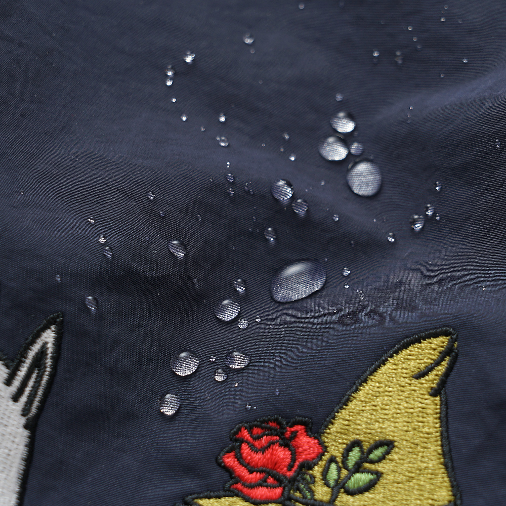 小雨程度ならしっかりとはじく軽撥水ナイロン素材