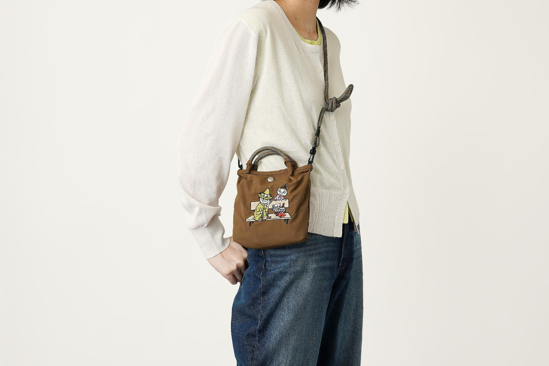 肩に掛けるとパッと目を引く刺繍がポイント。新作2種を含め、全11種をラインアップしている