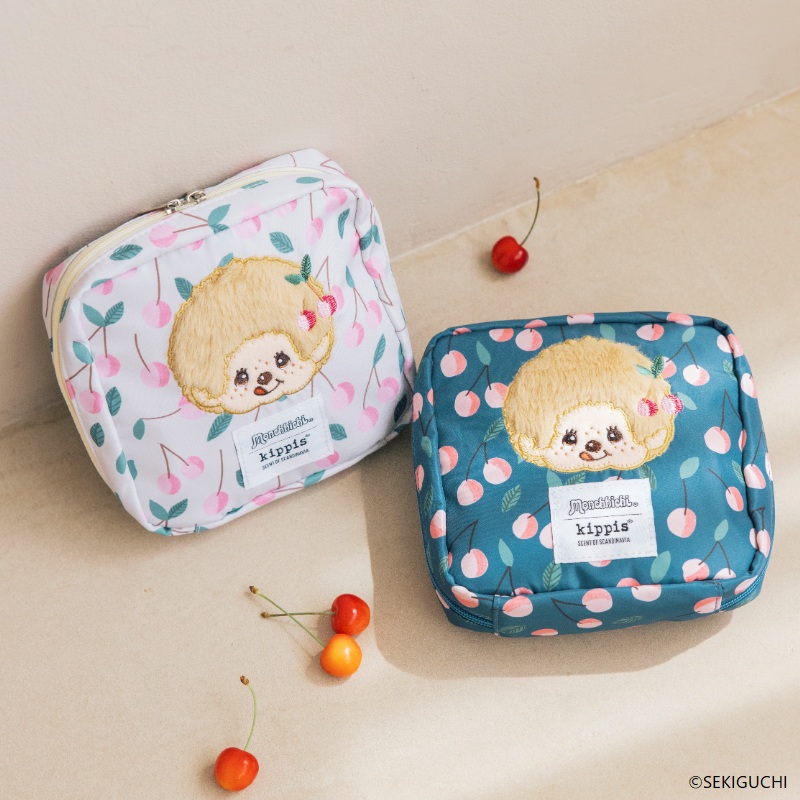 「モンチッチ×kippis コスメ＆ガジェットポーチ」。OFF-WHITEとNAVYの2種展開、サイズは約16.5×5×16.5cm（幅×奥行×高さ、以下同）