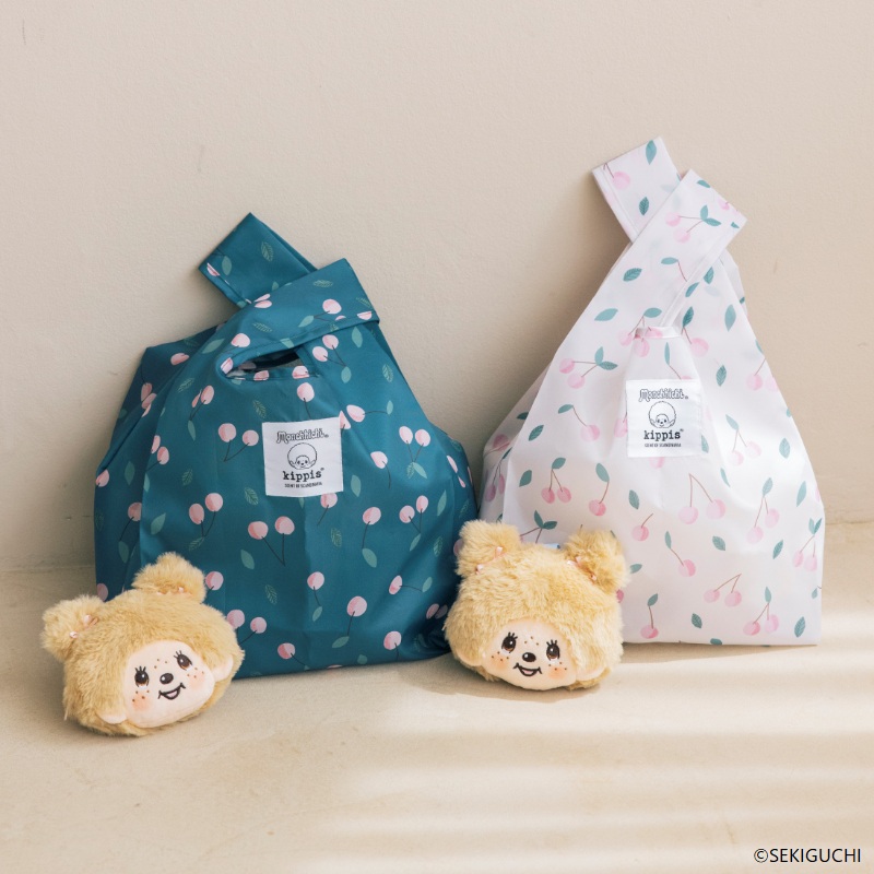 「モンチッチ×kippis ぬいぐるみチャーム付きエコバッグ」。OFF-WHITEとNAVYの2種展開、バッグサイズは約26×18×40cm、チャームサイズは約13×6×10.5cm