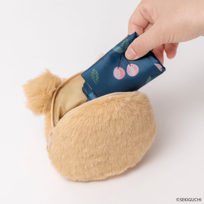 ぬいぐるみチャームの中にエコバッグを収納して持ち運べる。付属のカラビナストラップもおしゃれ