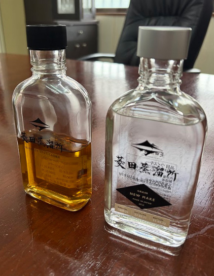 右は樽で寝かせる前の透明なニューメイクのウイスキー。樽で寝かせる前後で色がまったく違う