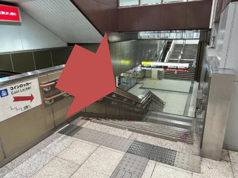 右手側にある階段、またはエスカレーターから2階へ降りる