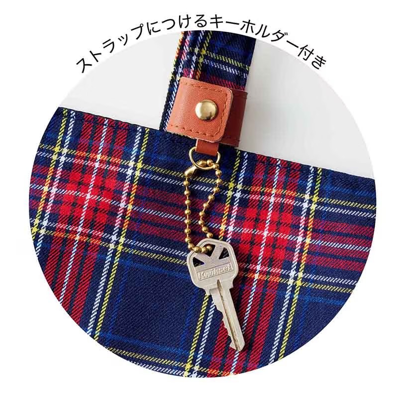 スヌーピーのチェック柄BIGトート。レザー調のDカンベルトに好みのチャームやカギをつけておける