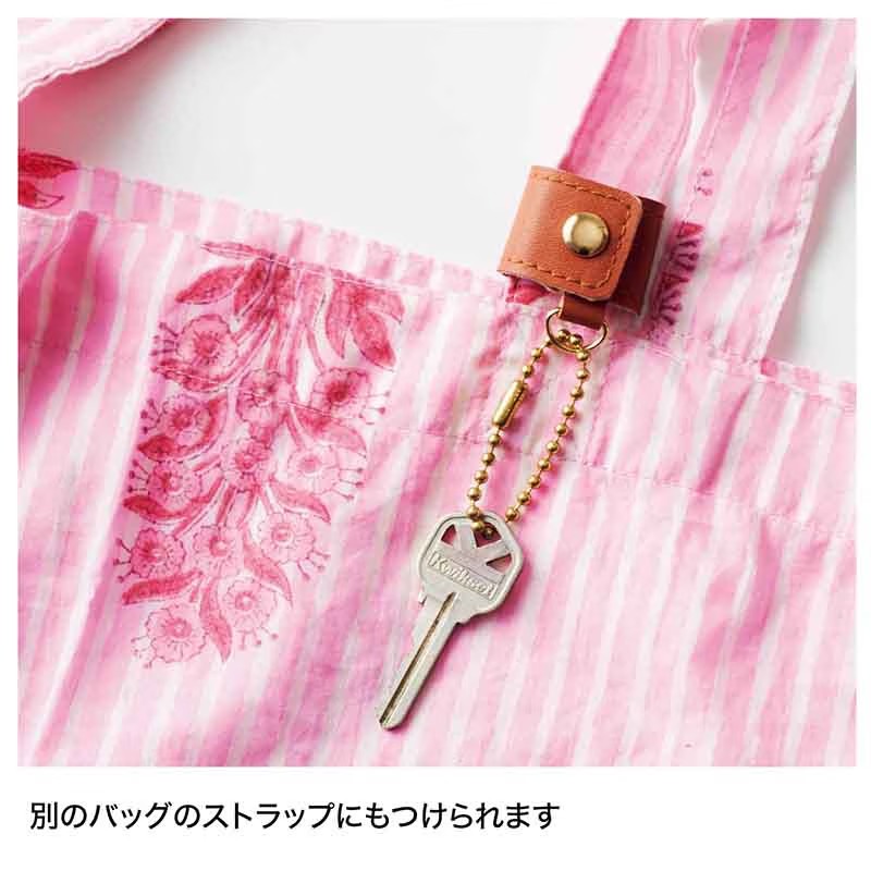 スヌーピーのチェック柄BIGトート。レザー調のDカンベルトに好みのチャームやカギをつけておける