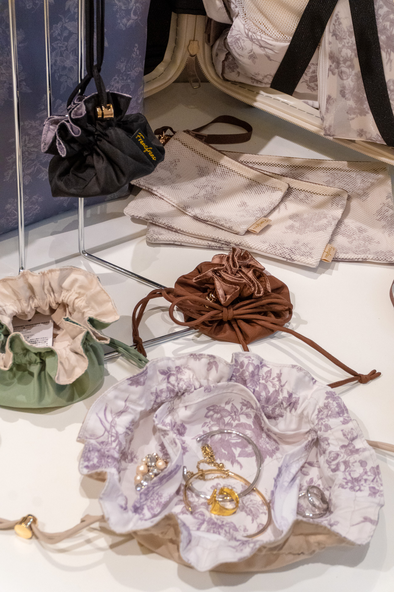 ありそうでなかった、巾着タイプのアクセサリー収納（全4色展開）。広げればそのままアクセサリートレイになり、複数のアクセをまとめて管理・持ち運びしやすい